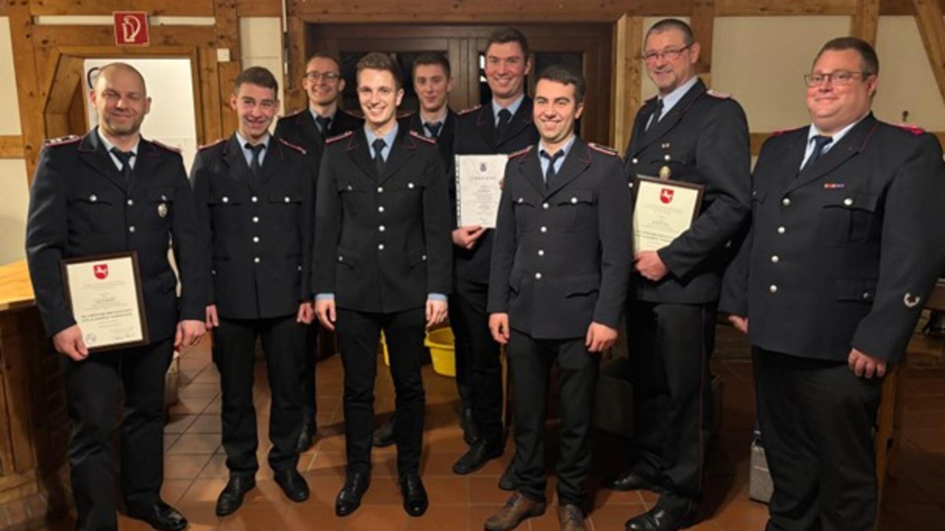 Die Feuerwehr Ostereistedt von links nach rechts: Arne Kriete, Malte Ringen, Niklas Koetting, Jost Kriete, Luca Martens, Henrik Martens, Lennart Ringen, Detlev Pape, Kai Martens