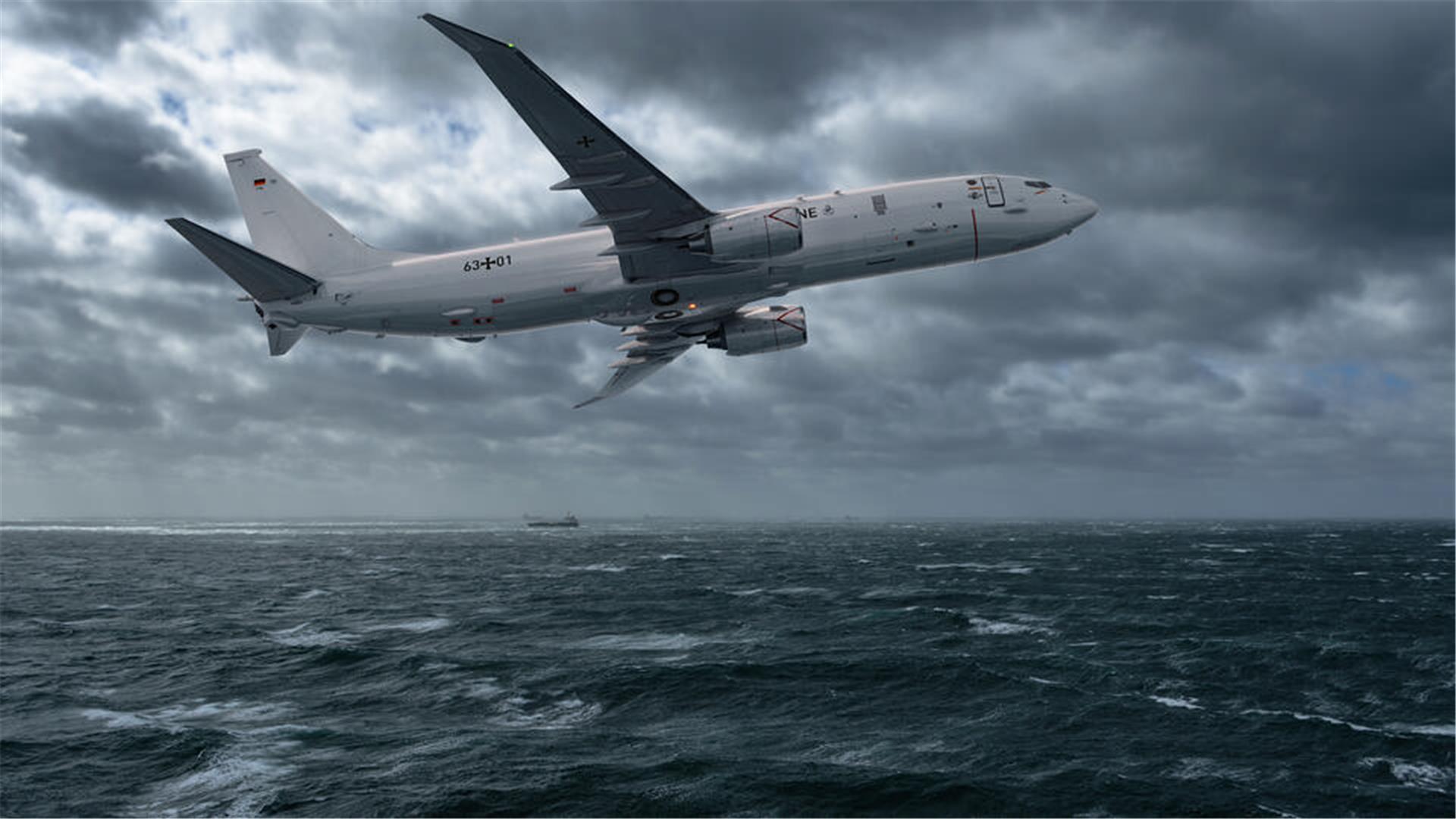Eine P-8A Poseidon der Deutschen Marine fliegt bei stürmischem Wetter über die Nordsee. Das weiße Aufklärungsflugzeug mit deutscher Kennung ist im Tiefflug unterwegs; im Hintergrund sind dunkle Wolken und ein Schiff auf dem Meer zu erkennen.