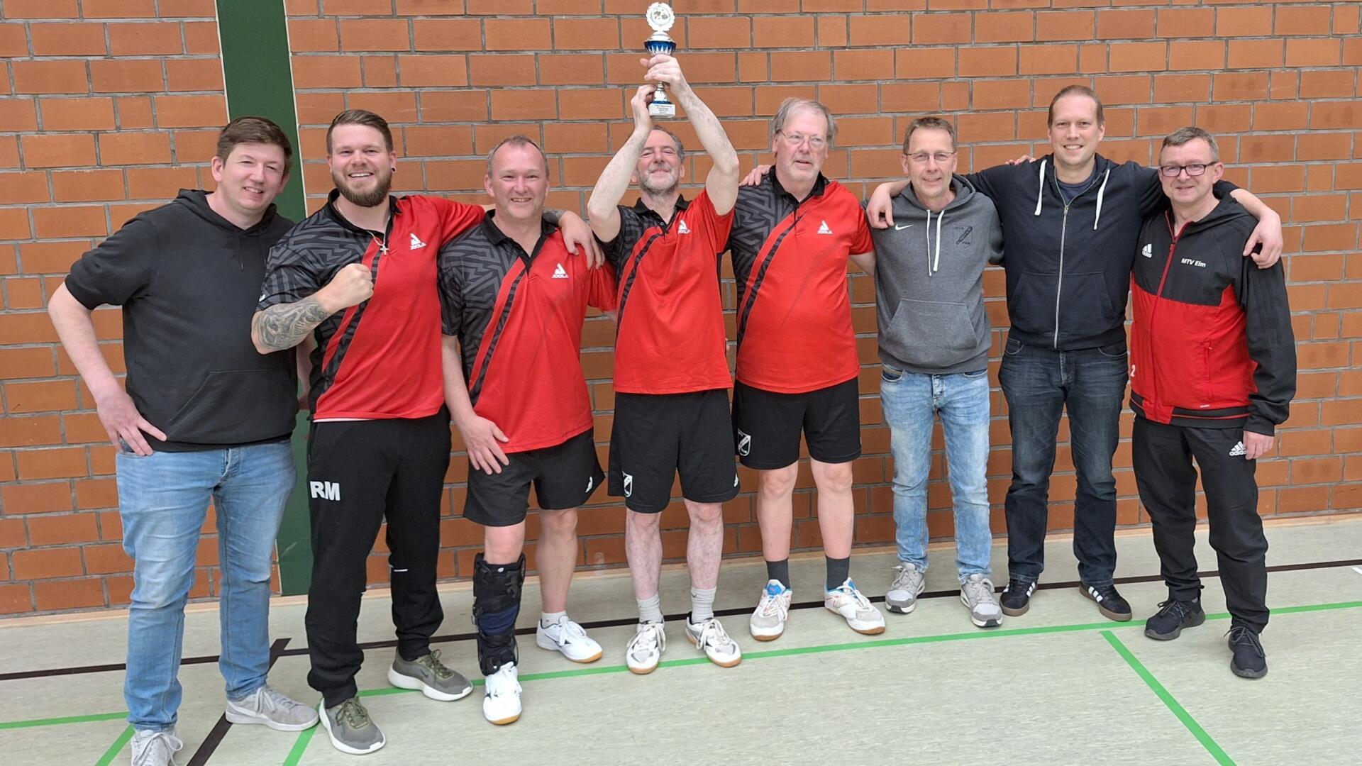 Über den Gewinn von Meisterschaft und Pokalsieg freut sich das Team des MTV Elm II mit (von links) Stephen Augustin, Raphael Müller, Markus Hilken, Mike Brohl, Uwe Pzillas, Thomas Kerstner, Björn Petersson und Ingo Schröder.