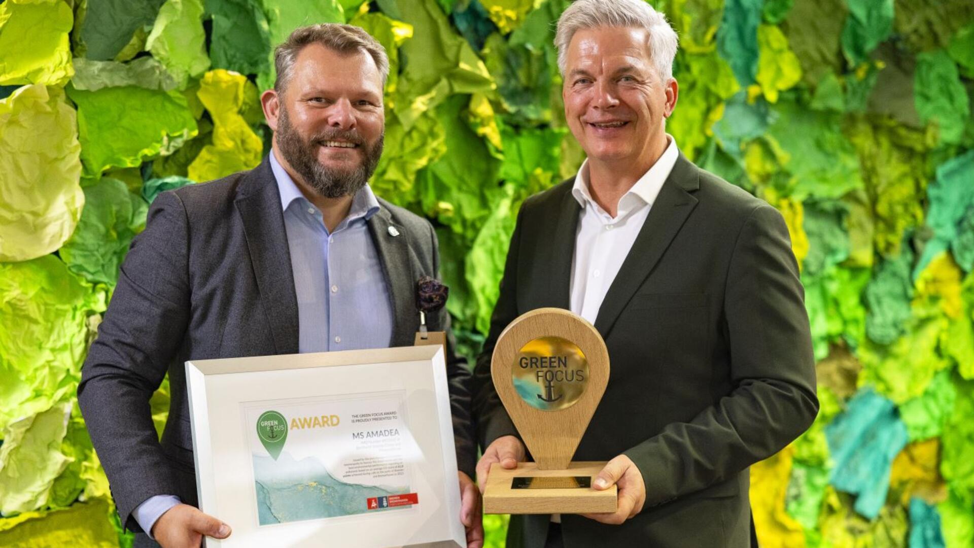Green Focus Awards: Über die Auszeichnung der „Amadea“ als sauberstes Kreuzfahrtschiff freuen sich (von links) Timo Schön, Geschäftsführer Bremerhaven Cruise Port, sowie Michael Schulze, Direktor Schiffsreisen bei Phönix.