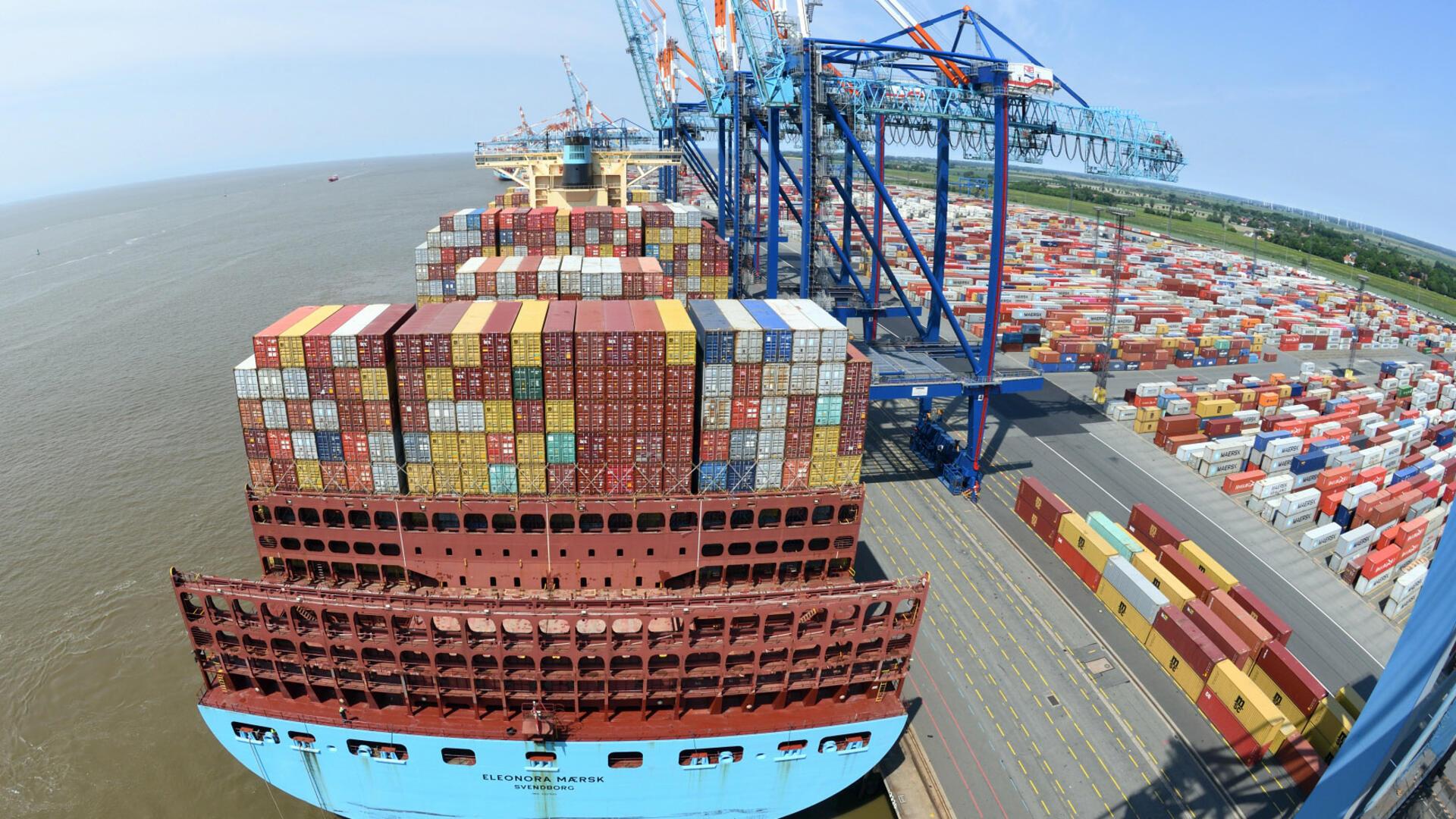Schiff vor Containerbrücken.