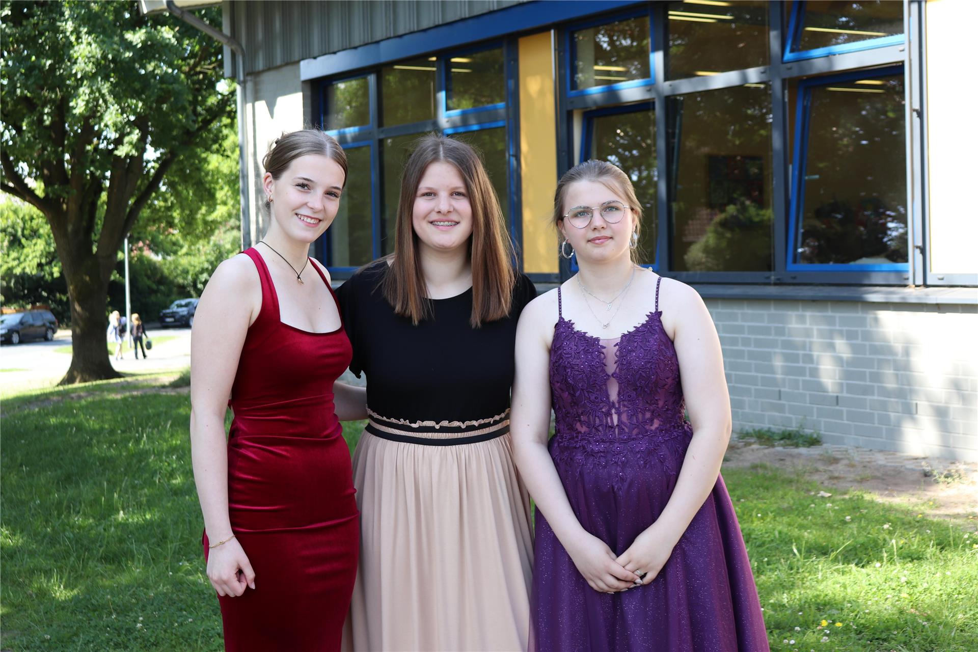 Über die Ehrung „Tarmstedter Topp" freuen sich (von links) Sophie Detje (Bester Abschluss des 10. Jahrgangs), Emma Dodenhof (Besonderes Engagement) und Laura Kahrs (Bester Abschluss des 9. Jahrgangs).