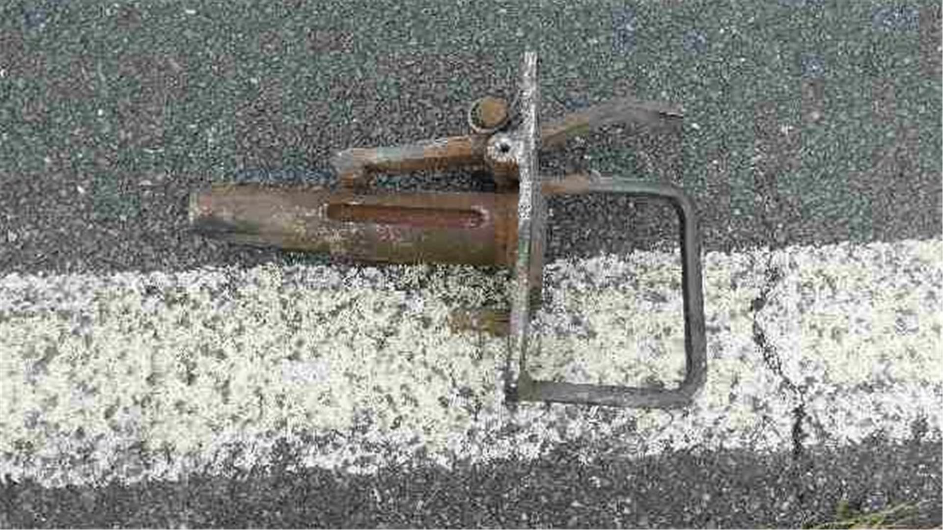 Metallteil auf der Straße 
