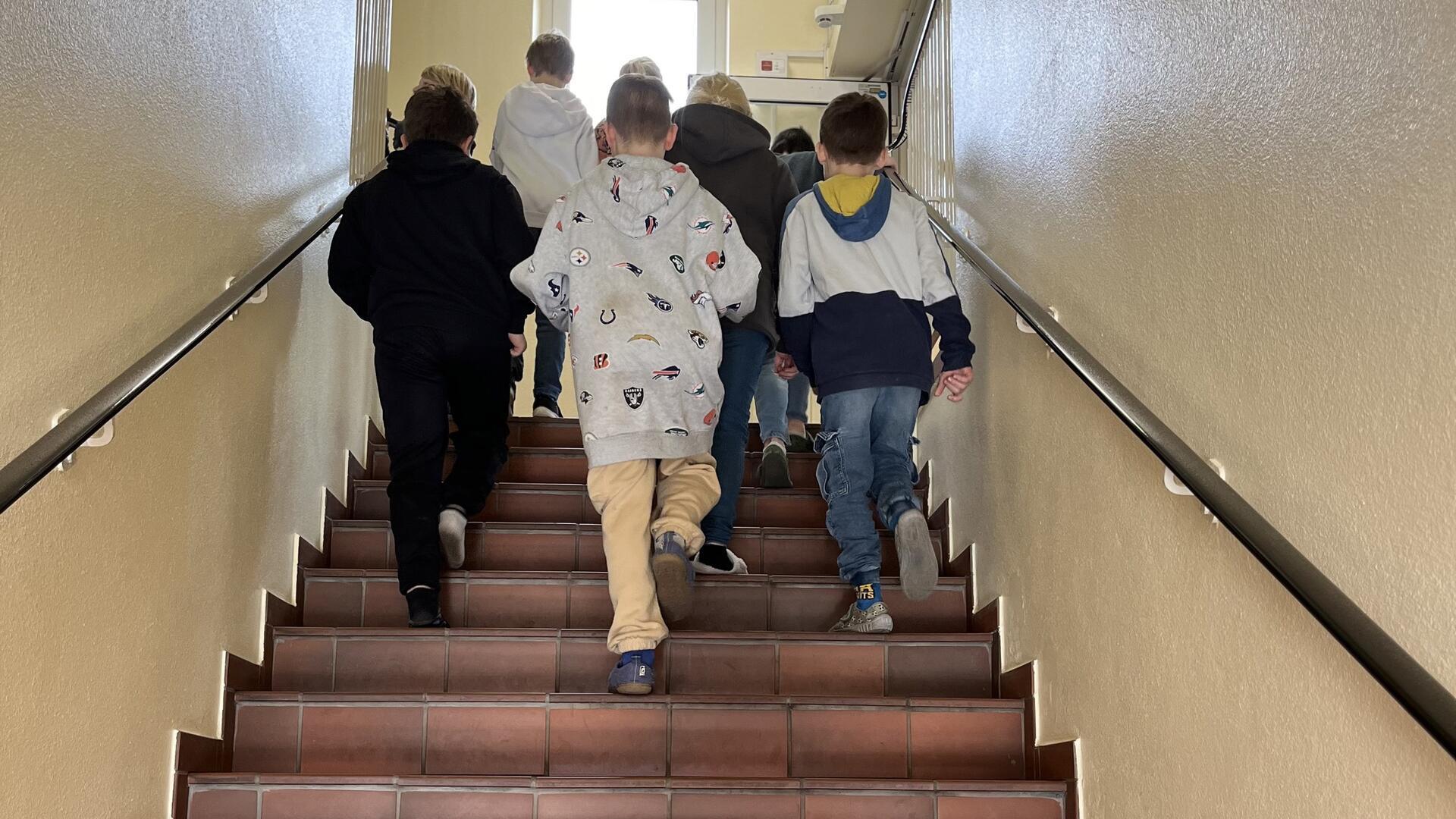 Treppenaufgang in der Grundschule Midlum. Die meisten Unterrichtsräume in der Dorfschule im Landkreis Cuxhaven sind nicht barrierefrei.