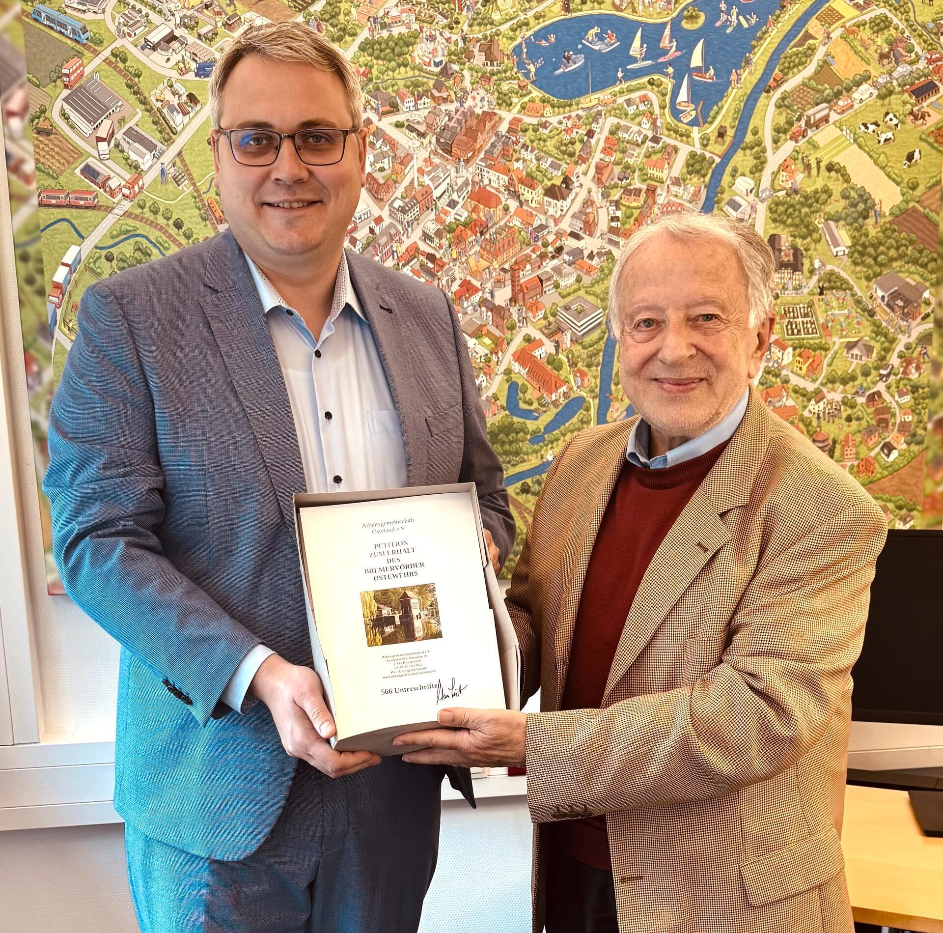 Übergabe der Petition zum Erhalt des Ostewehrs an Landrat Marco Prietz (links) durch Claus List, Vorsitzender der Osteland AG.