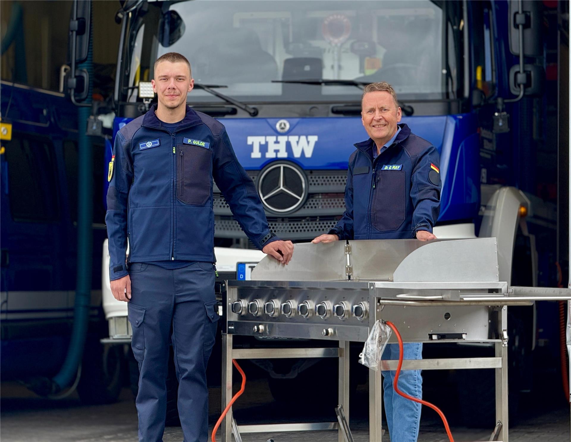 Übergabe eines Gasgrills für das THW Bremerhaven an Philip Gulde (links), Mitglied der Kochgruppe des THW Bremerhaven, und Dr. Olaf May, 1. Vorsitzender der THW-Helfervereinigung Bremerhaven. 
