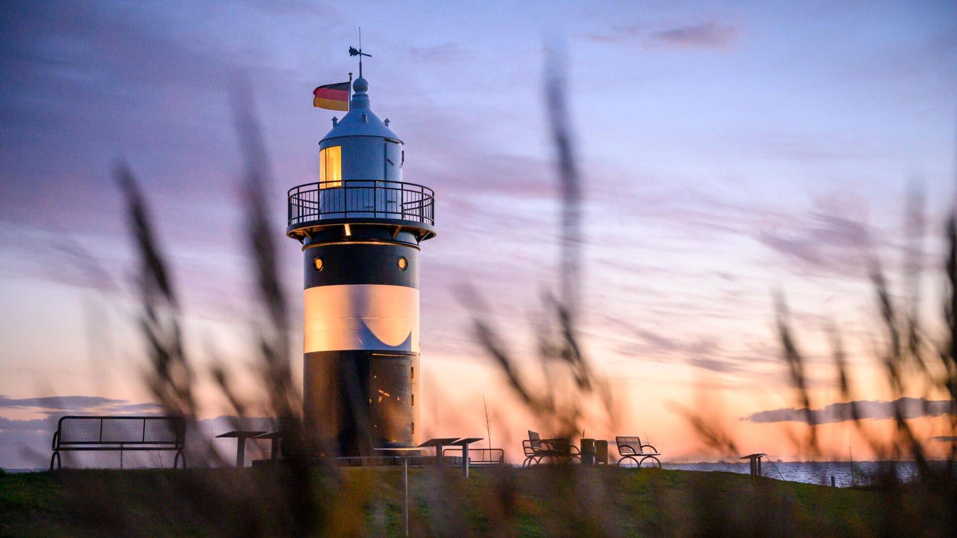 Übernachten kann man im Leuchtturm „Kleiner Preuße“ in Wremen zwar nicht, heiraten aber schon. 66 Paare haben sich 2024 in dem hübschen Seezeichen getraut.