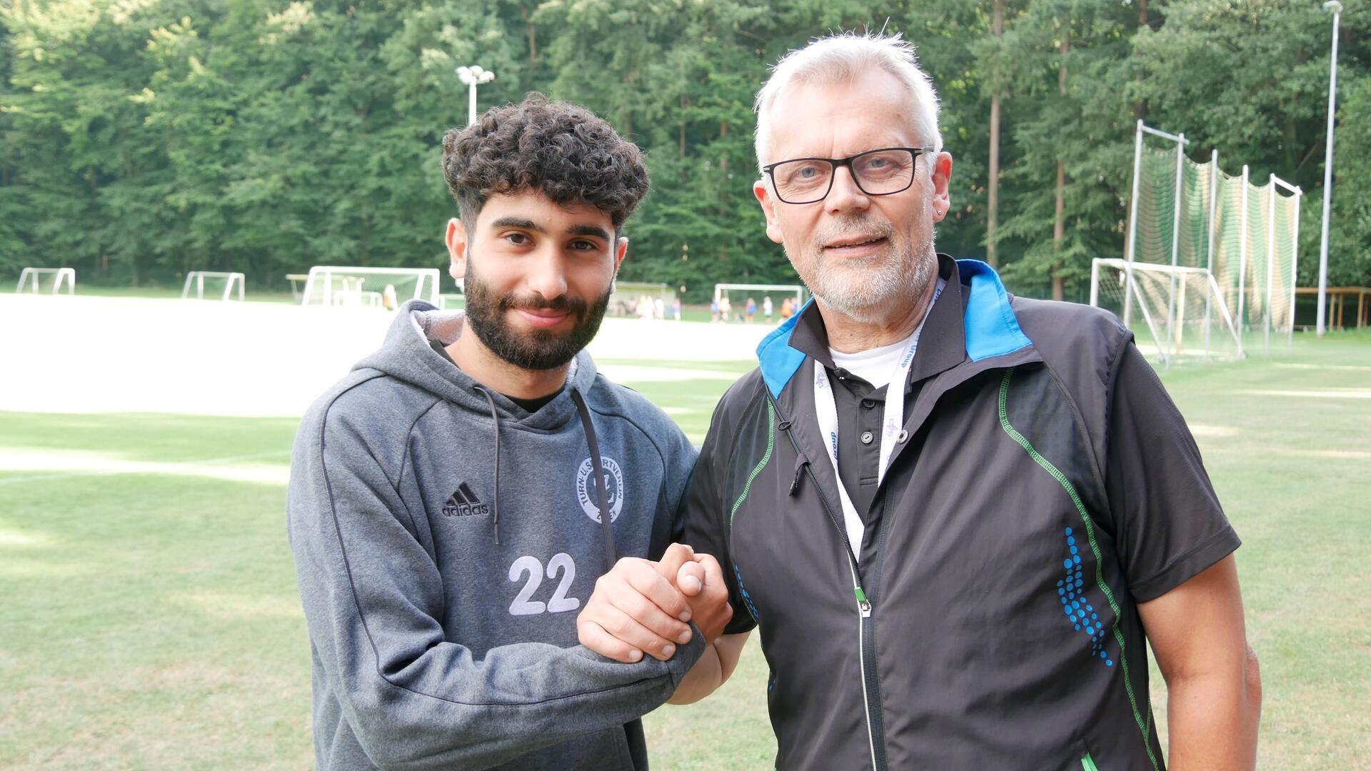 Ulrich Detjen (rechts) freut sich, dass Eren Badur jetzt U16-Trainer beim TuS Zeven ist. Schließlich hat er ihm in der E-Jugend das kicken beigebracht.