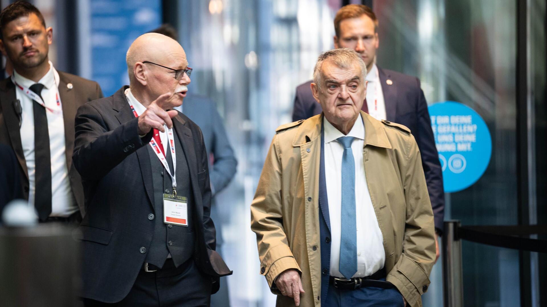 Zwi Männer beraten sich.