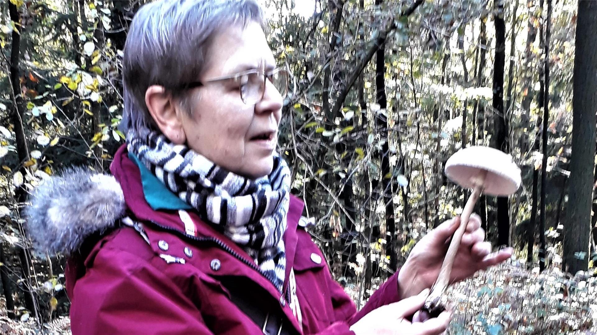 Eine Frau präsentiert einen Pilz.