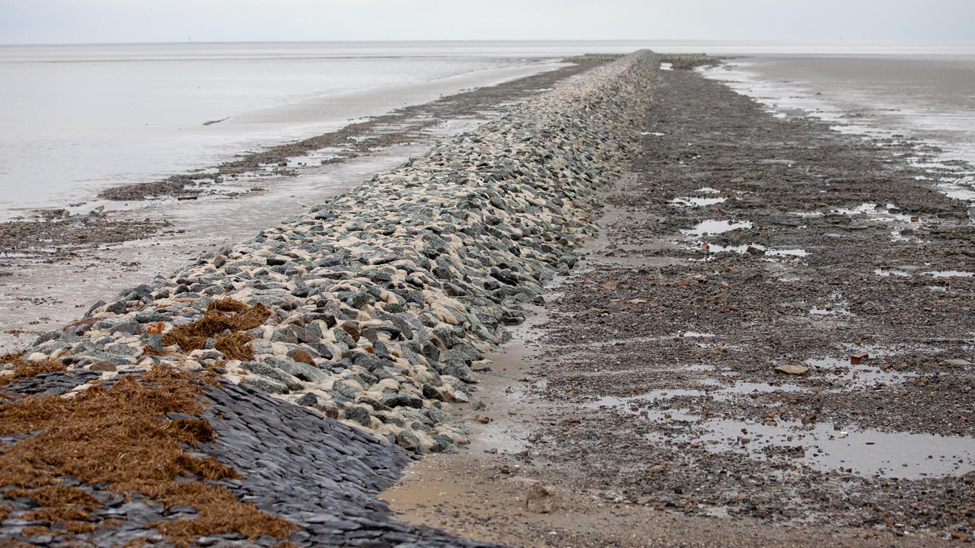 Um den Seedeich besser zu schützen, hat der Deichverband Land Wursten die Solthörner Seebuhne an der Wurster Küste zwischen Wremen und Misselwarden auf einer Länge von fast 500 Metern runderneuert.