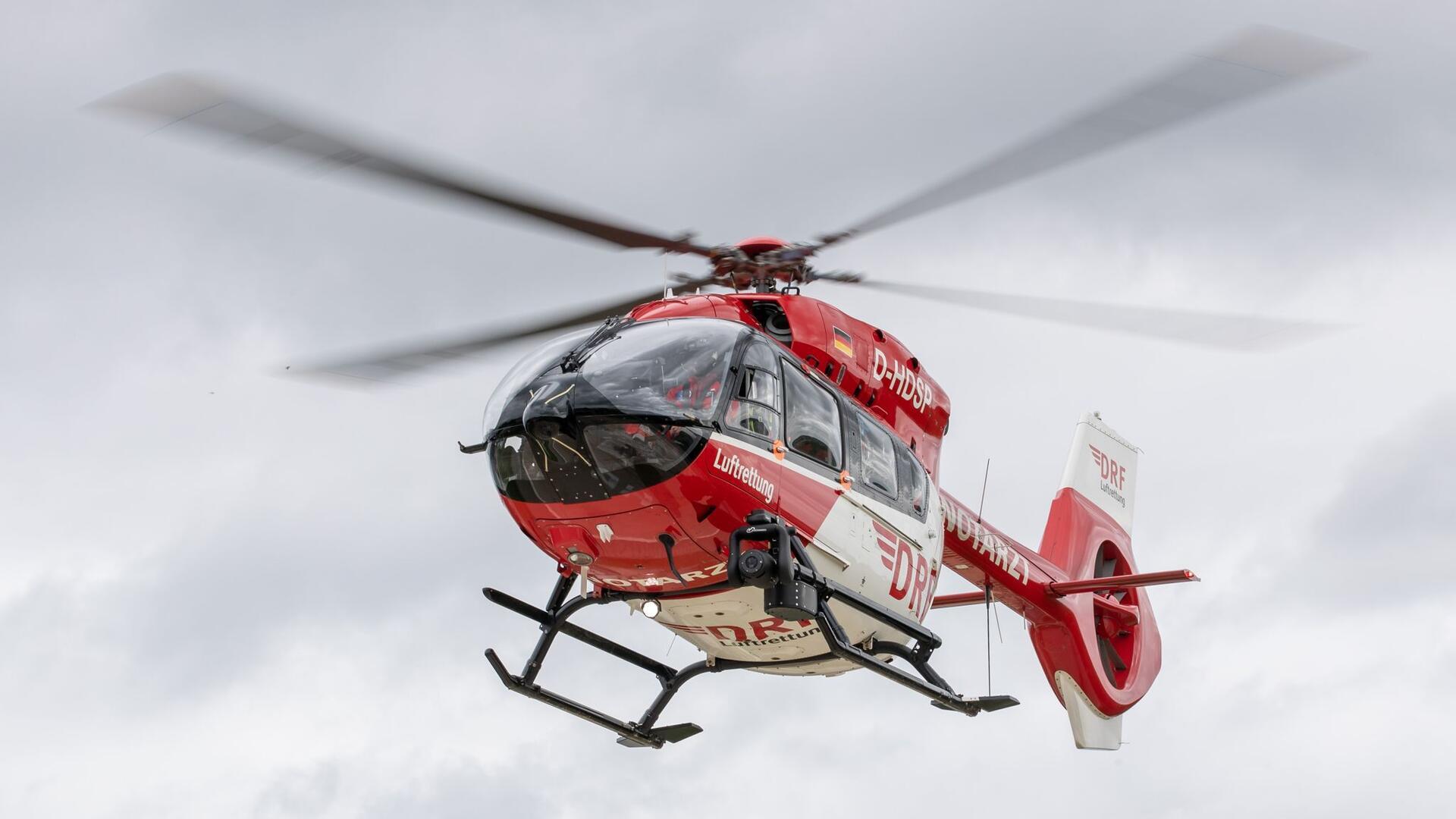 Ein Rettungshubschrauber startet zu einem Einsatz.