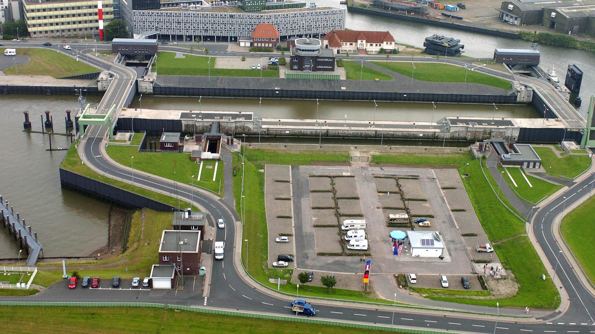 Um einen Totalausfall der Fischereihafen-Doppelschleuse zu vermeiden, wird jetzt in die Stromversorgung viel Geld investiert.