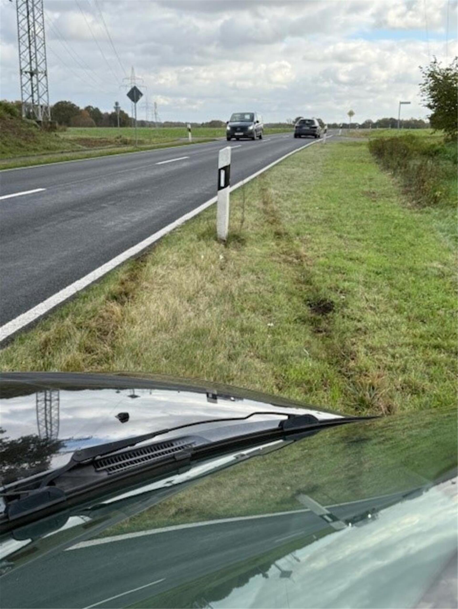 Um einen Zusammenstoß zu verhindern, musste der Fahrer des Volvo auf ein Feld ausweichen.