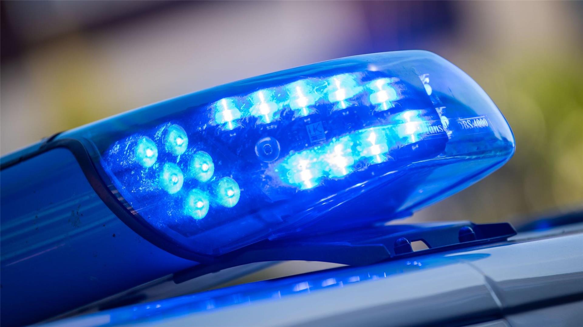 Ein Blaulicht ist auf dem Dach eines Polizeifahrzeugs zu sehen.