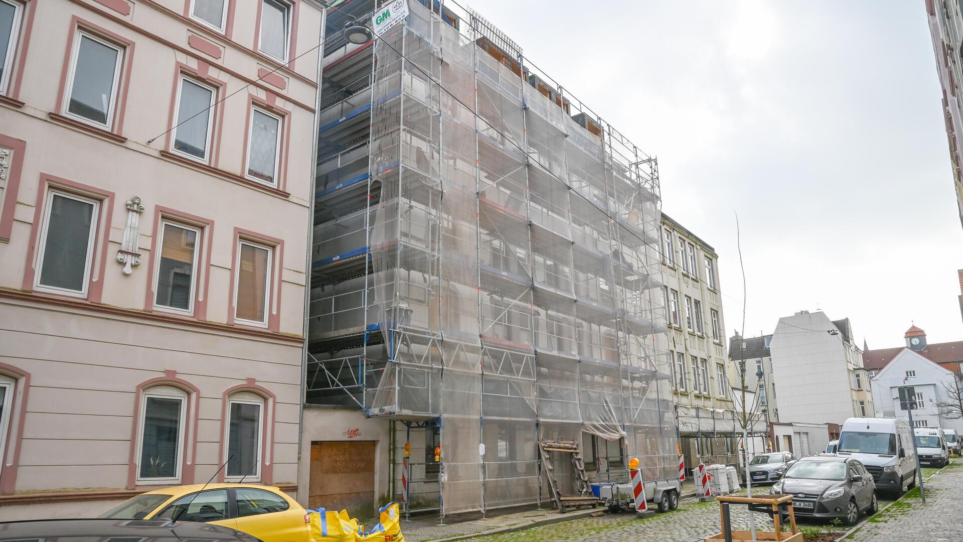 Eingerüstete Hausfassade.