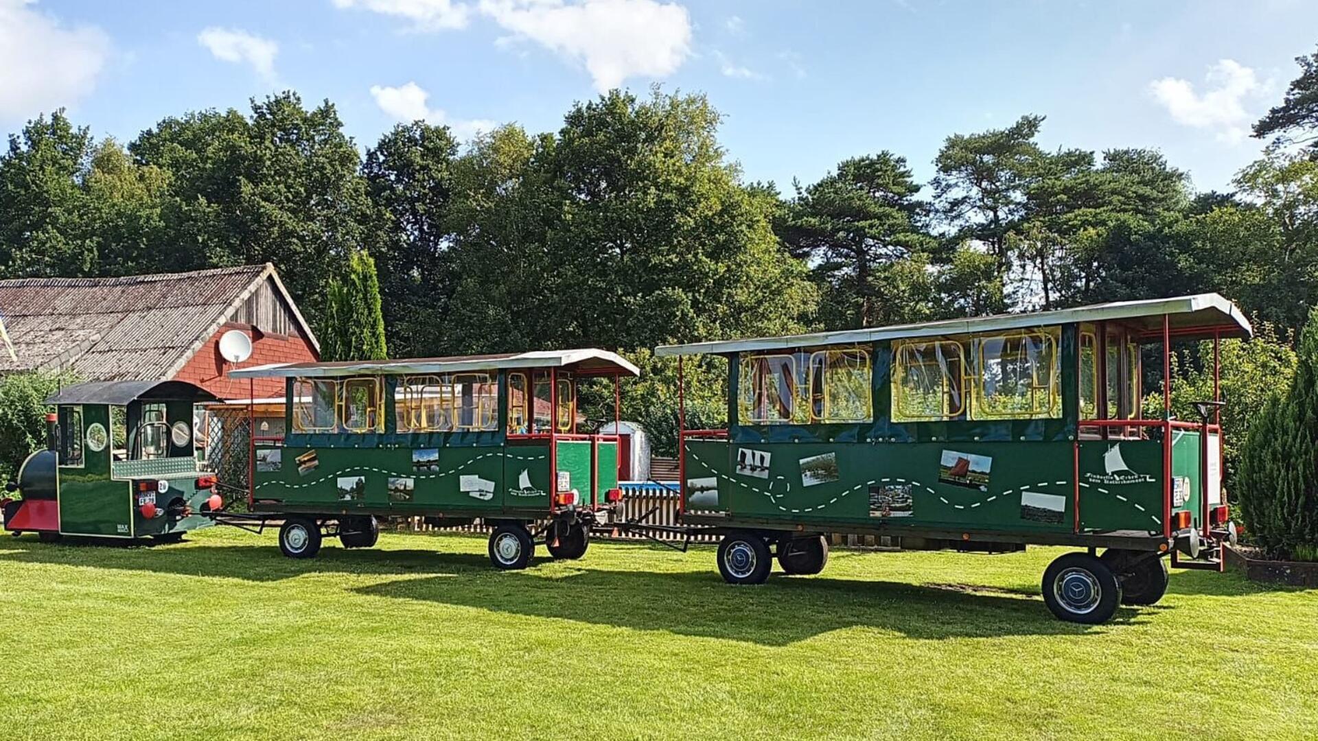 Unermüdlich wird die "Moor-Molly" von Findorffs Erben beim Torftag am Sonntag als Shuttle-Service zwischen dem Torfschiffhafen und dem Gelände der Treidlers pendeln, so dass die Besucherinnen und Besucher nichts verpassen.