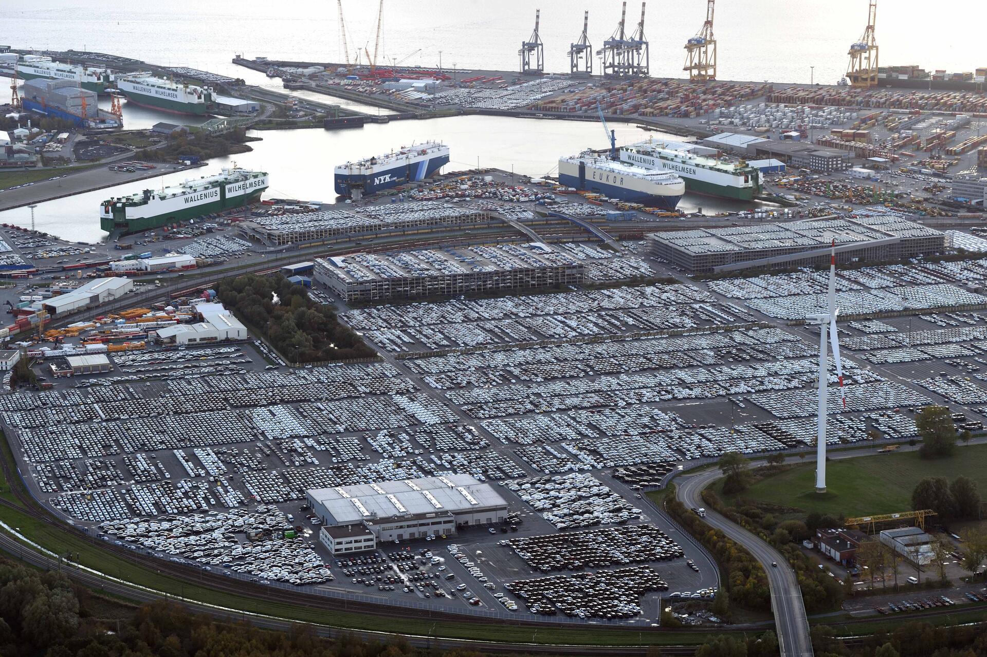 Blick auf den Hafen von Bremerhaven. Unfall am Dienstagabend in Bremerhaven: Beim Beladen eines Autotransporters im Nordhafen  wurde ein Einweiser von einem SUV erfasst und leicht verletzt.