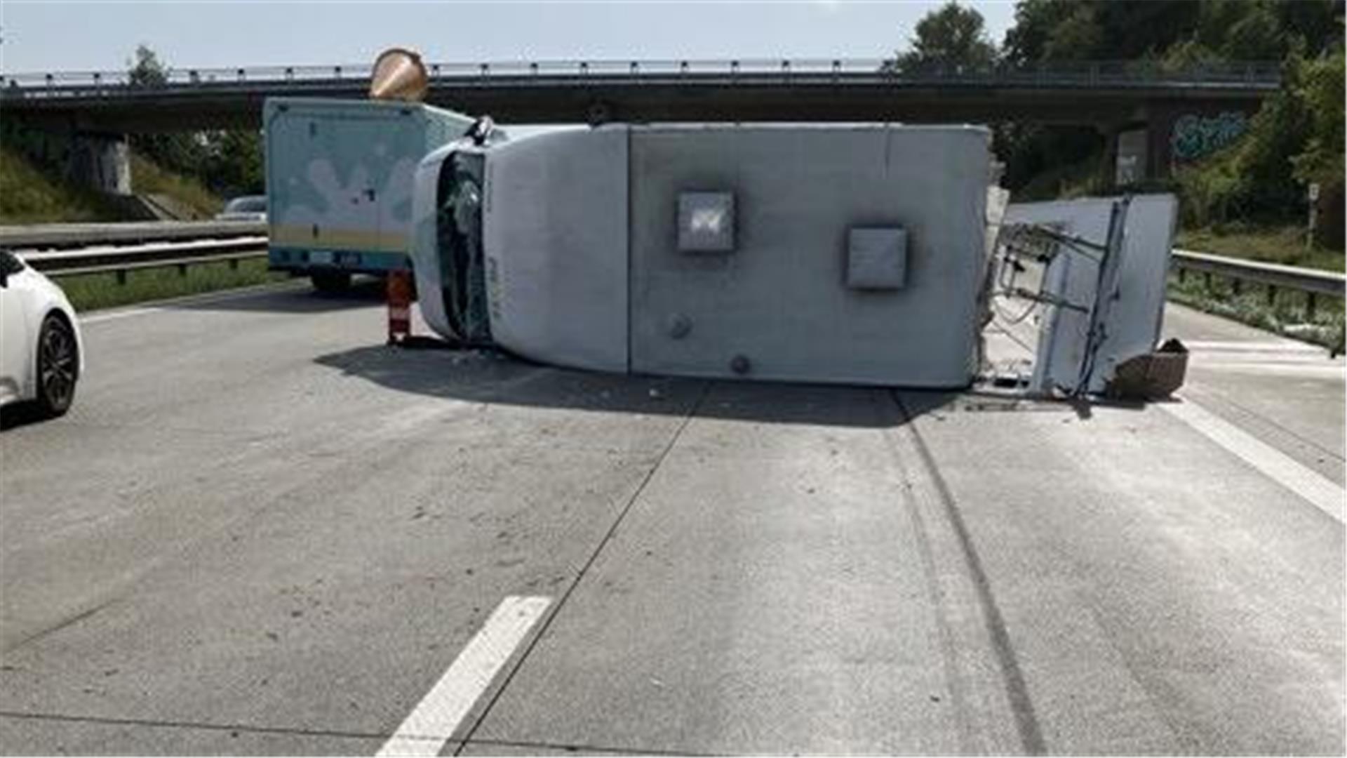 Ein Wohnmobil liegt auf der Autobahn quer zur Fahrbahn.