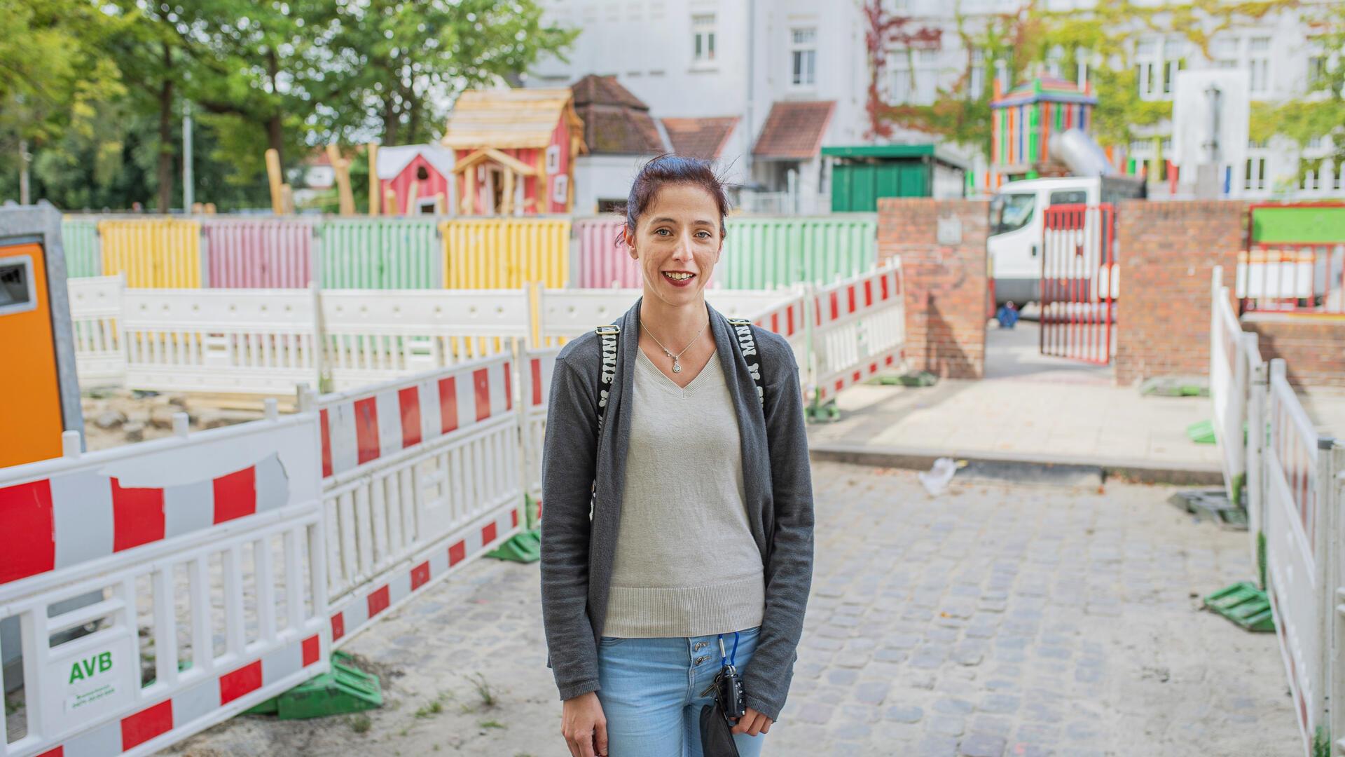 Unfall- und Stolpergefahr: Natalie Schinacha kritisiert die Baustelle direkt vor dem Eingang der Astrid-Lindgren-Schule.