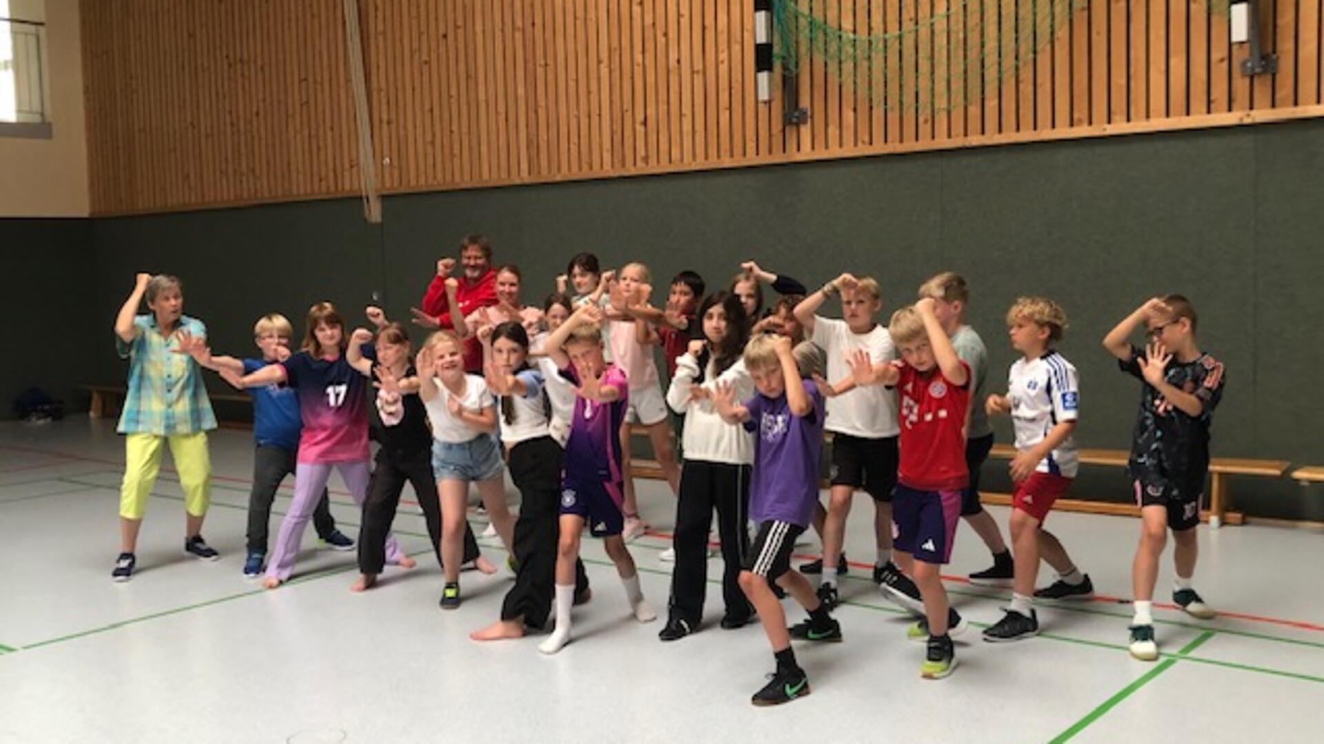 Kinder in einer Turnhalle bei dem Projekt "Trau dich". 