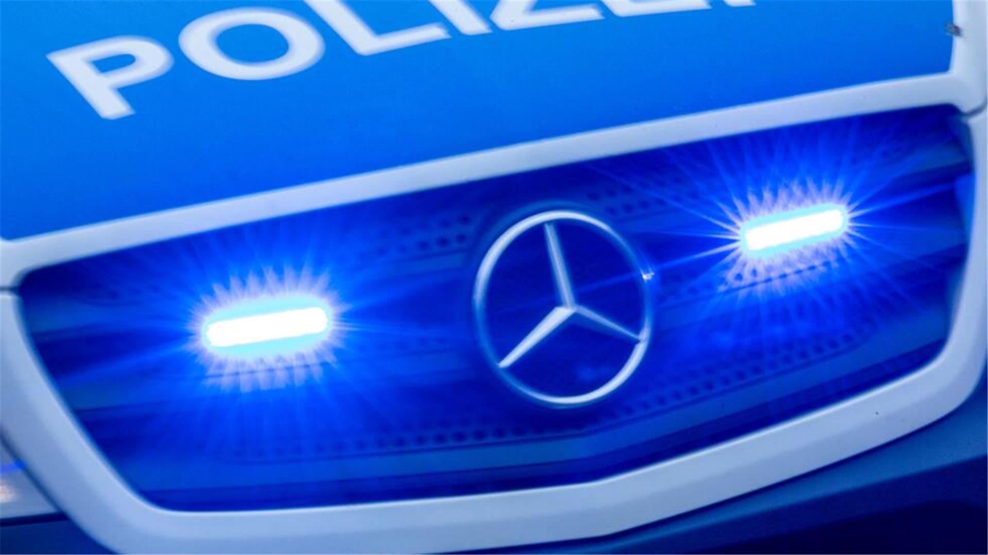 Ein Einsatzfahrzeug der Polizei fährt mit Blaulicht durch die Innenstadt.