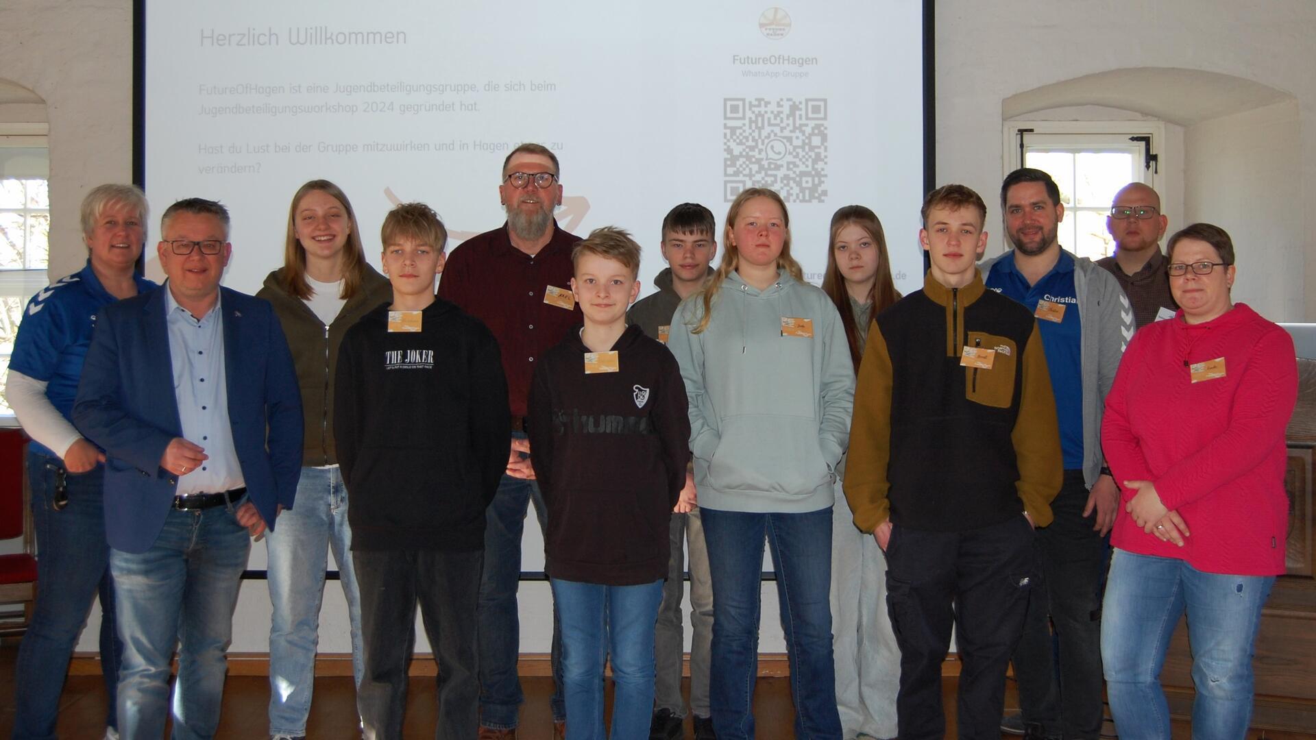 Die Teilnehmenden des Jugendbeteiligungsworkshops in der Burg zu Hagen