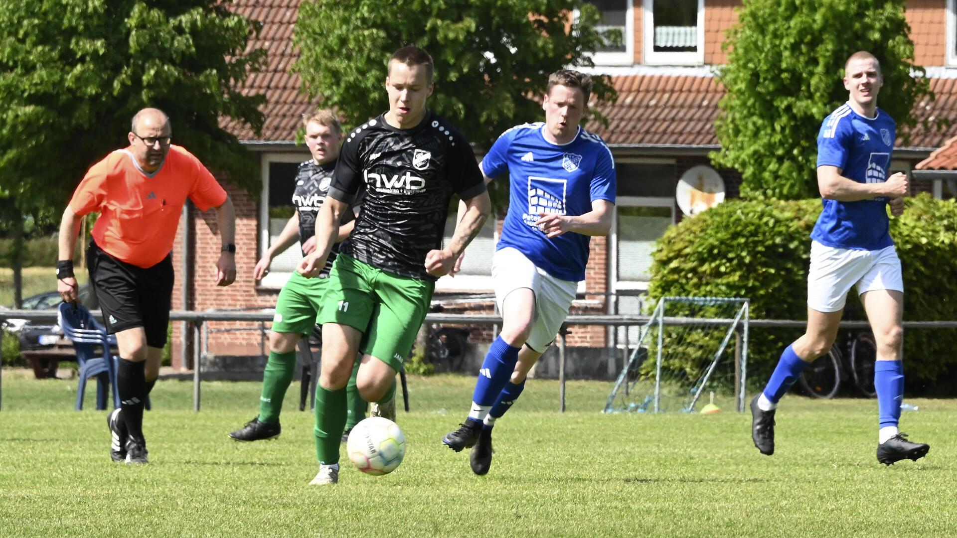 Unter den Augen von Schiedsrichter Jochen Hake zieht Brillits Ben-Luca Holz seinen Gegenspielern davon. Der GSV dominierte die Partie beim TSV Byhusen II und gewann verdient mit 5:2.