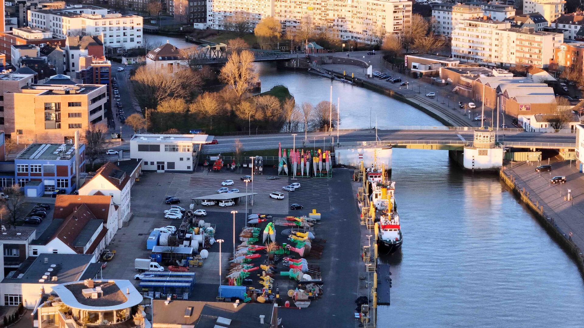 Blick auf Fluss mit einer Brücke.