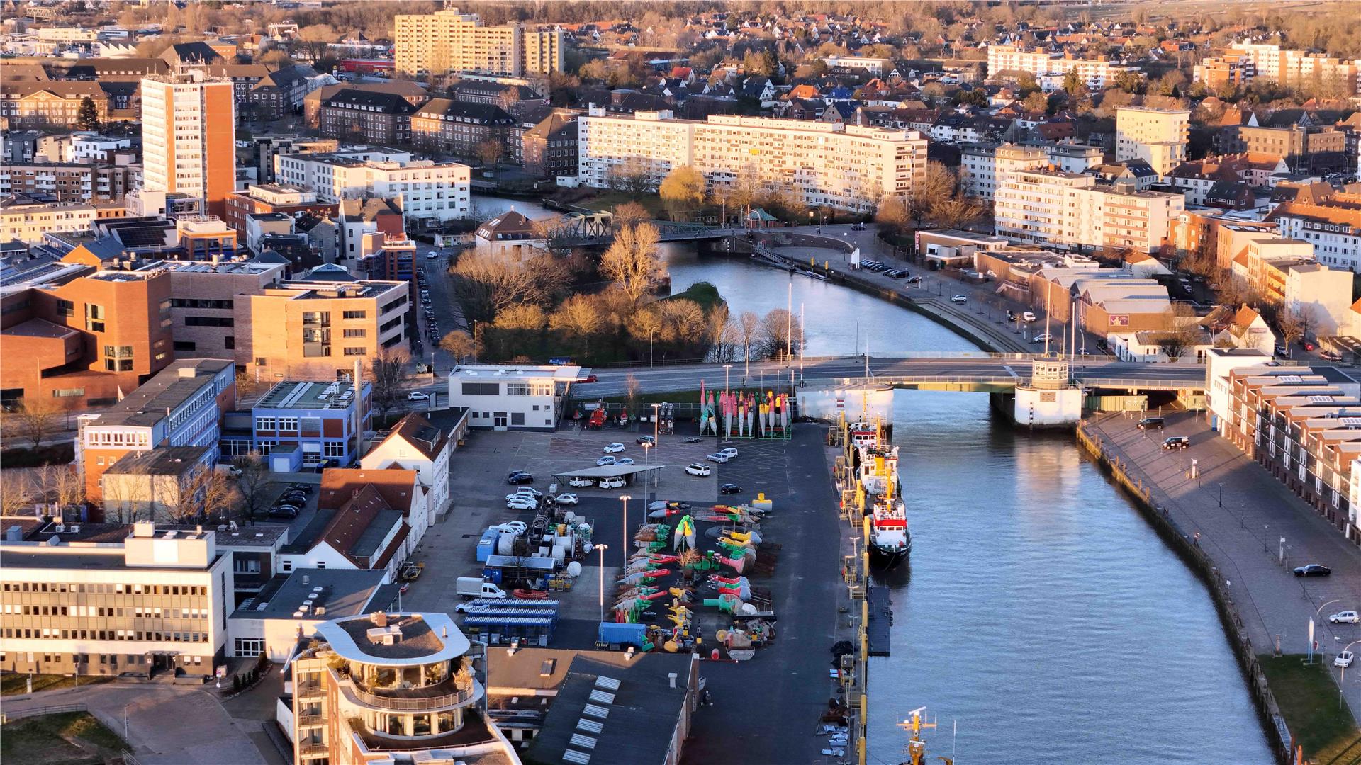 Blick auf die Stadt Bremerhaven. Unter der Kennedybrücke befindet sich das Geestesperrwerk – hier erfolgen die nächtlichen Arbeiten. Für den Ausbau der Tore wird die Brücke zeitweise hochgeklappt und der Verkehr umgeleitet.