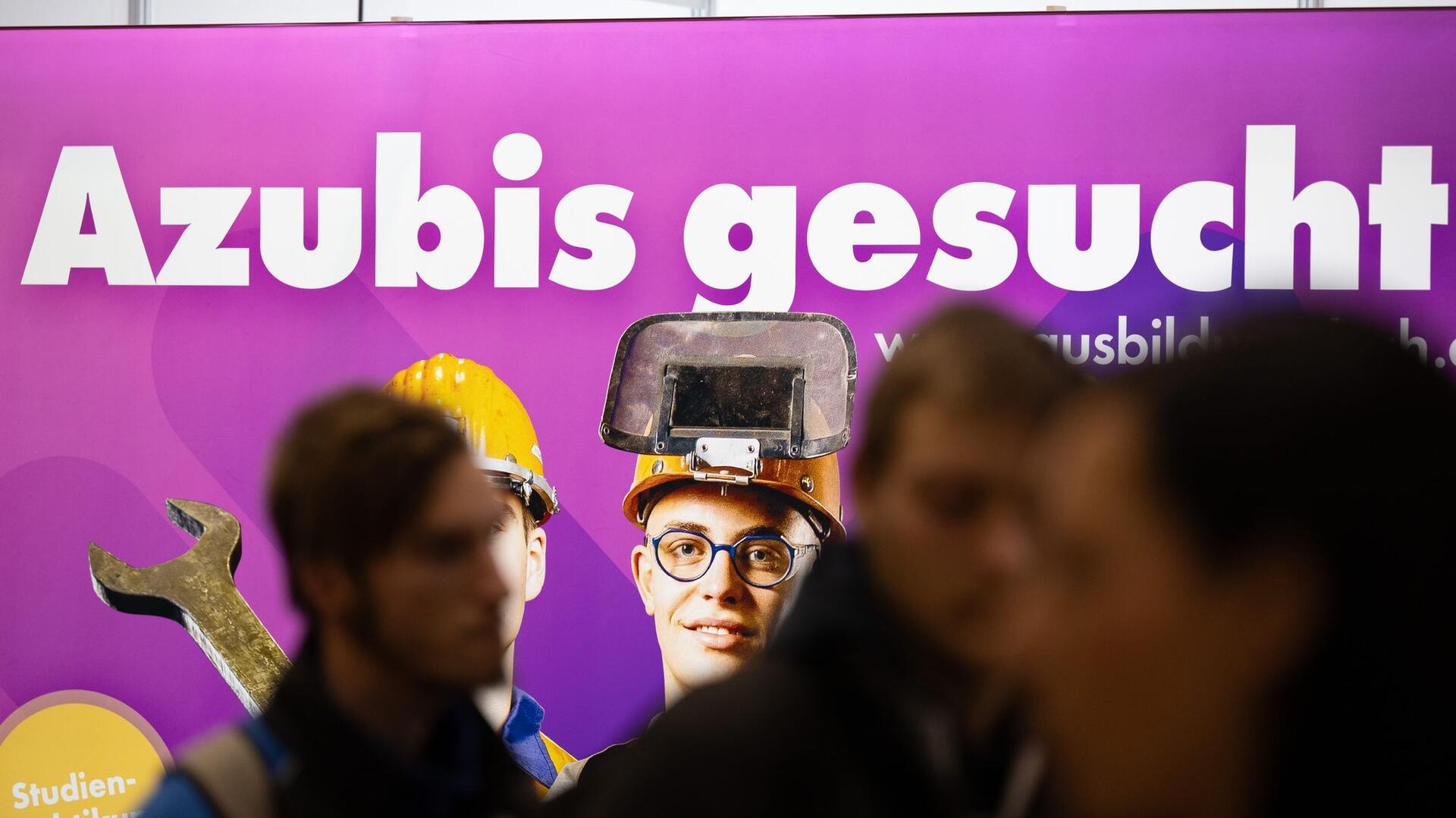 »Azubis gesucht« Schriftzug auf einer Jobmesse