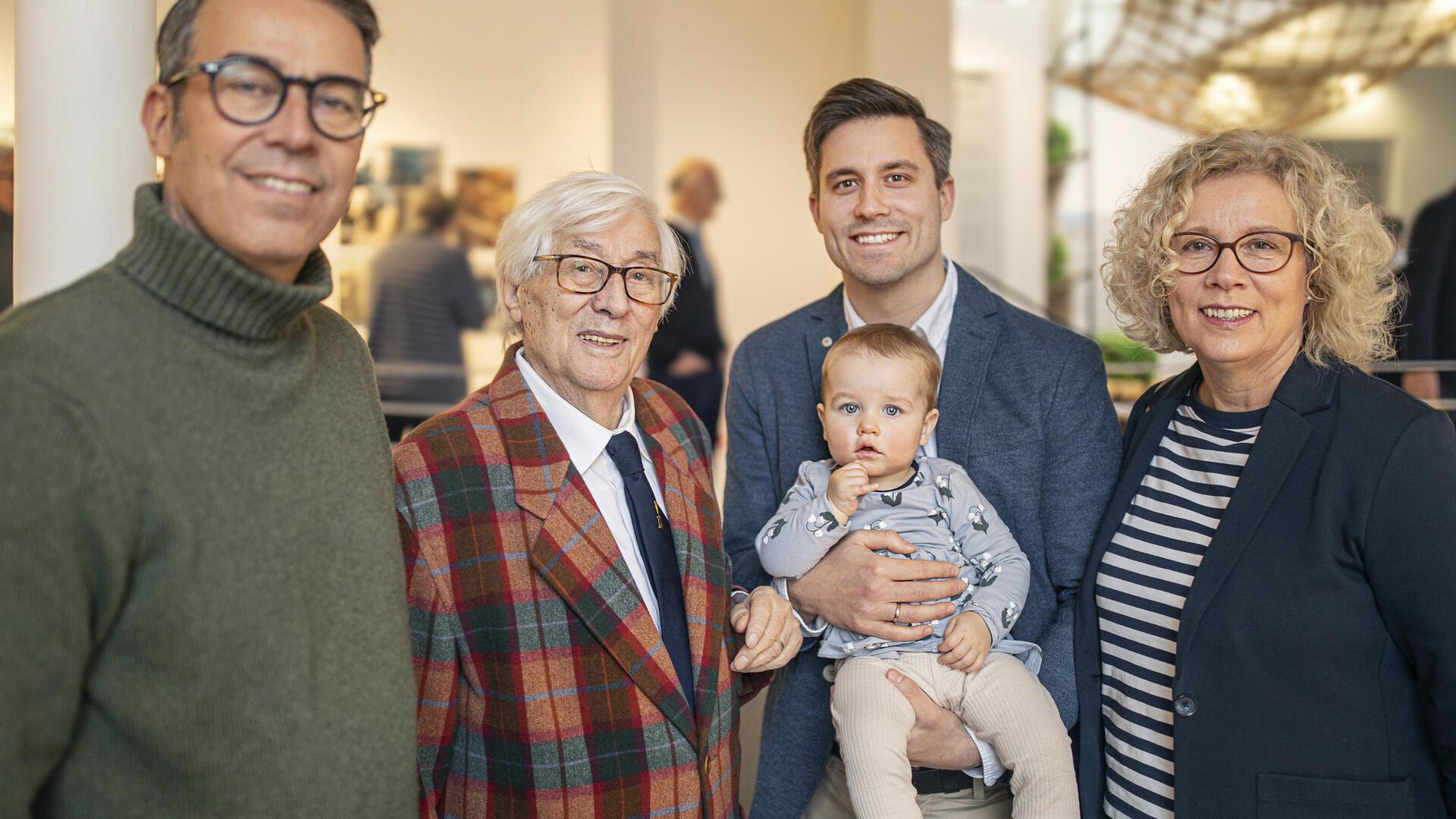 Urgroßvater Heinz Sieghold zeigt seiner Urenkelin Frida die Geschichte seiner Werft – ein Moment zwischen Tradition und Zukunft: (von links) Claas-Max Sieghold, Heinz Sieghold, Alexander Försterling mit Frida und Catarina Sieghold.
