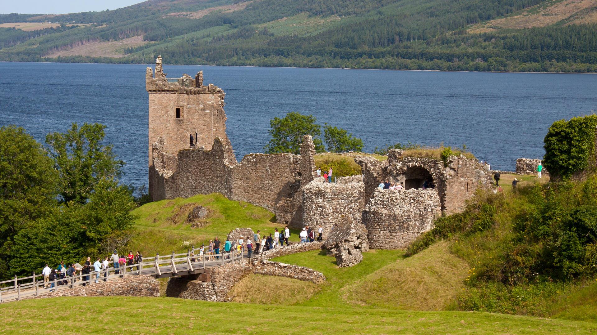 Urquhart Castle liegt malerisch vor Loch Ness