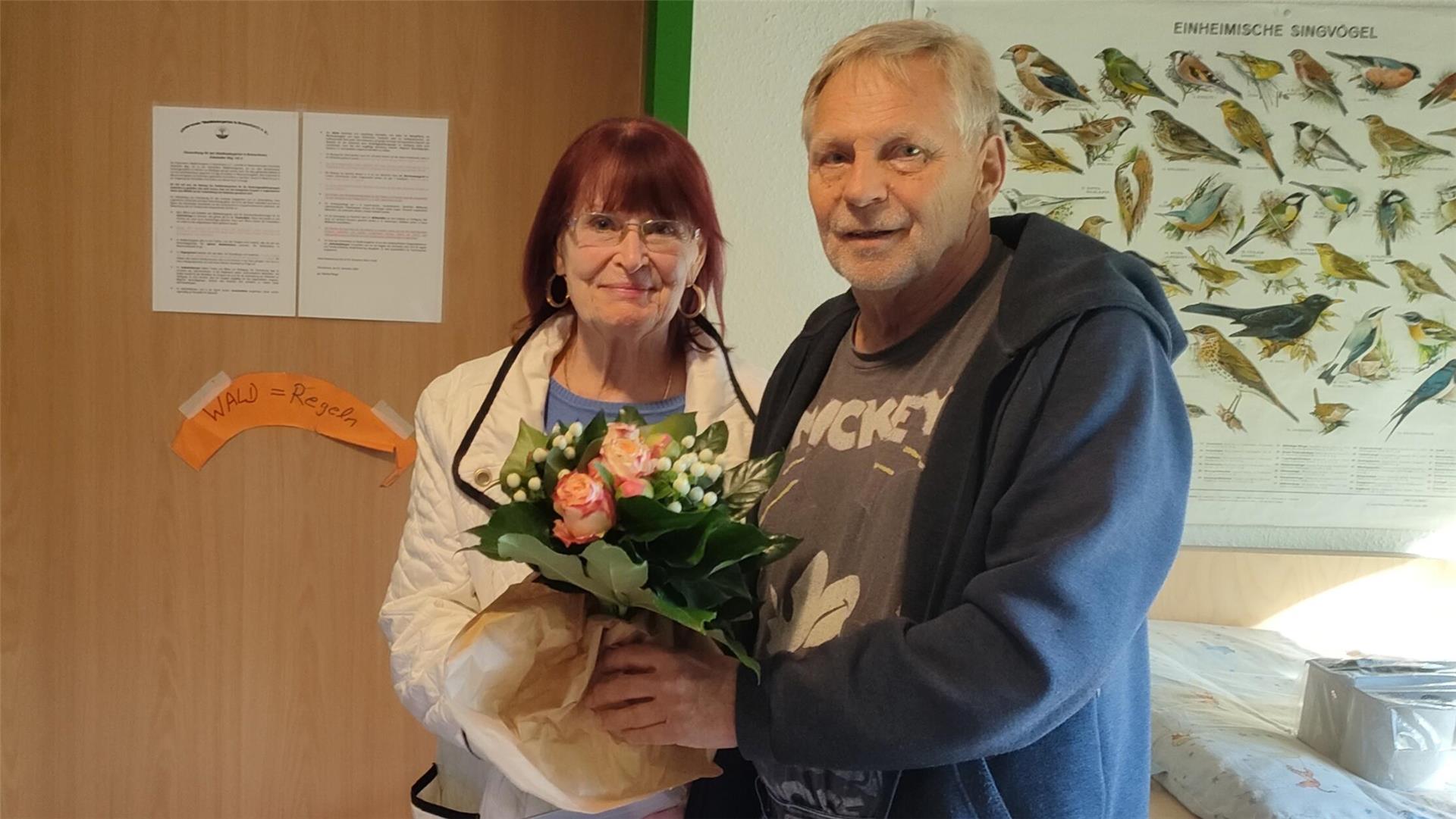 Ehrung von Ursula Sturmheit-Hübner für ihre langjährige Mitgliedschaft im Verein.