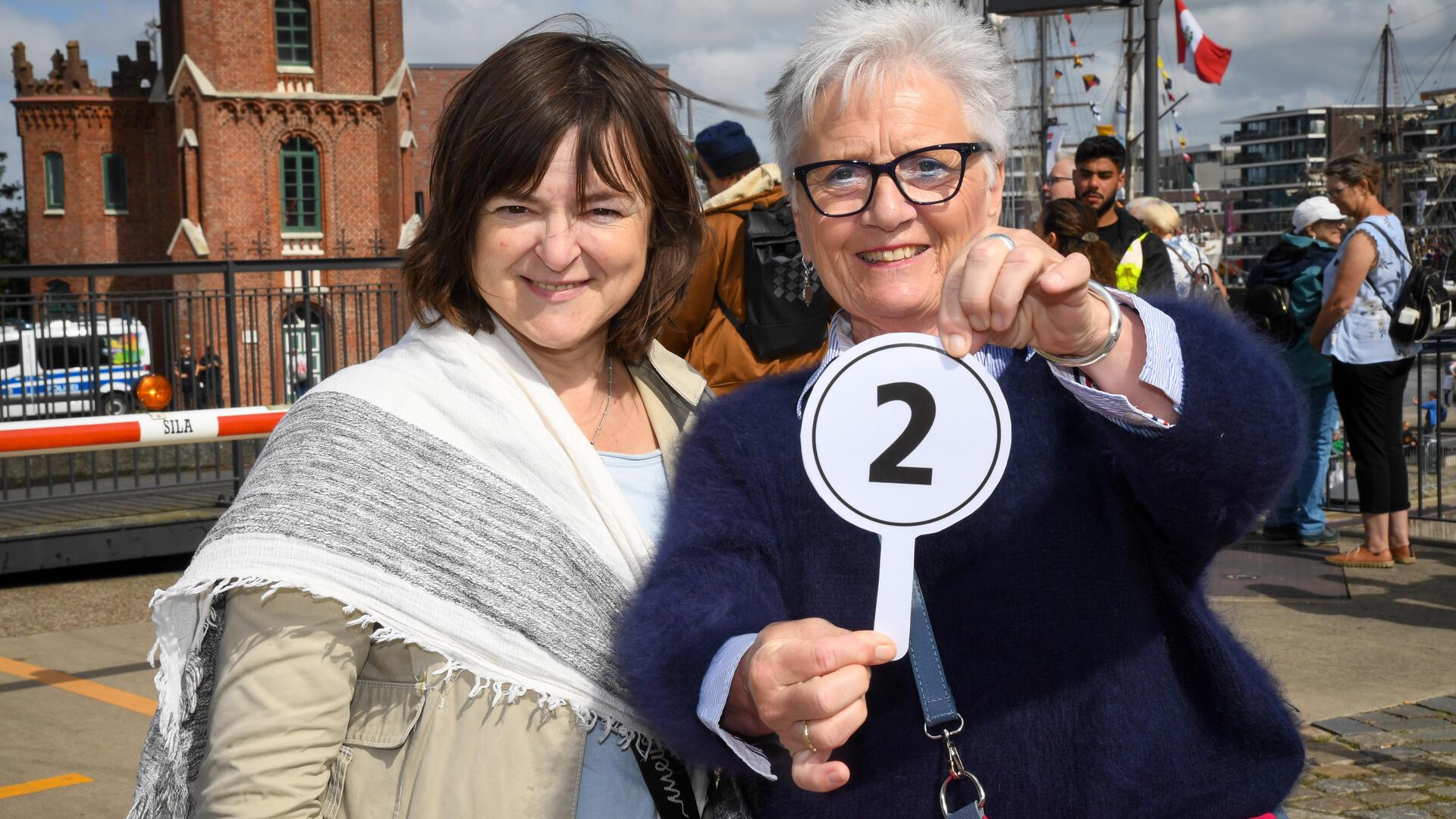 Ute Kraft aus Bremen (li.) und Ulrike Vosteen-Hedemann aus Ganderkesee loben die „Wahnsinns-Logistik“, die die Sail erst ermöglichte.
