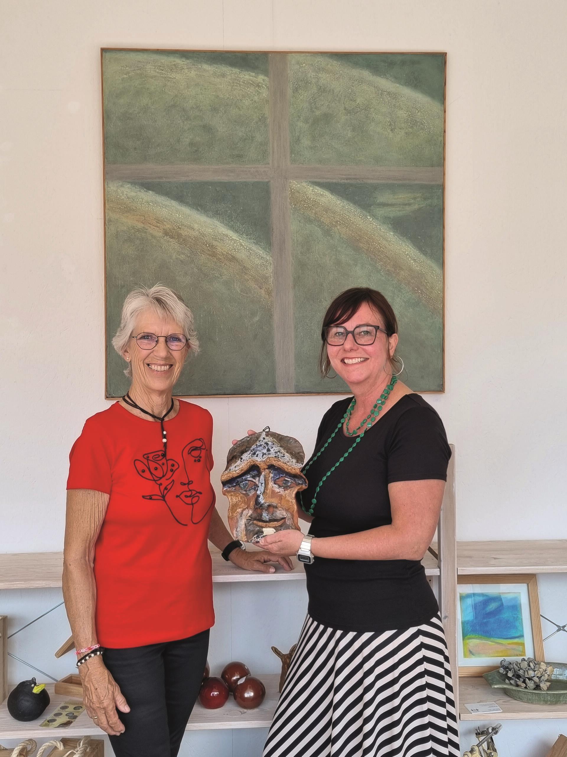 Ute von Helldorff (links) und Anja Schlesselmann-Janssen vor einem der Fensterbilder der Künstlerin Elke Baumgarten. Auch das Kunstobjekt in ihren Händen stammt von Elke Baumgarten. 