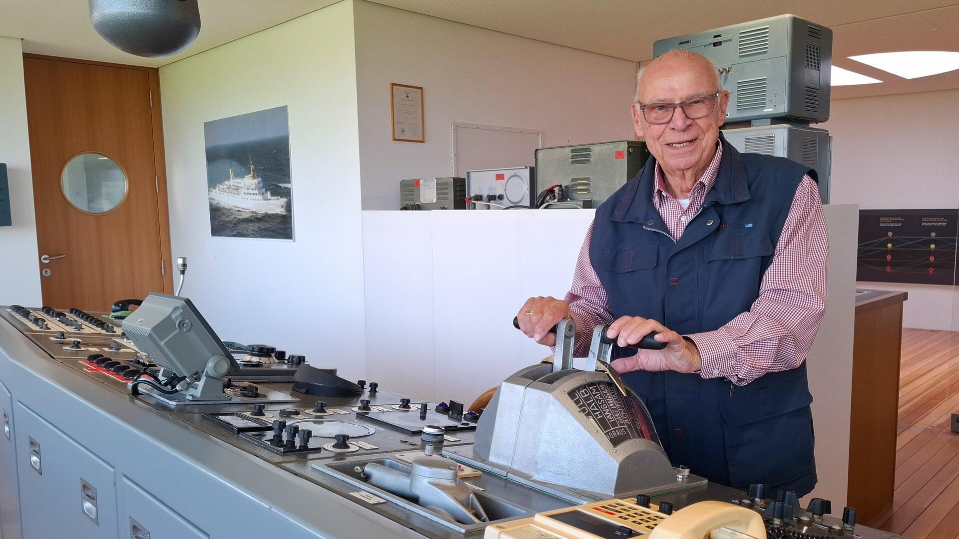 Ein Mann steht im DSM auf der im Museum ausgestellten Schiffsbrücke