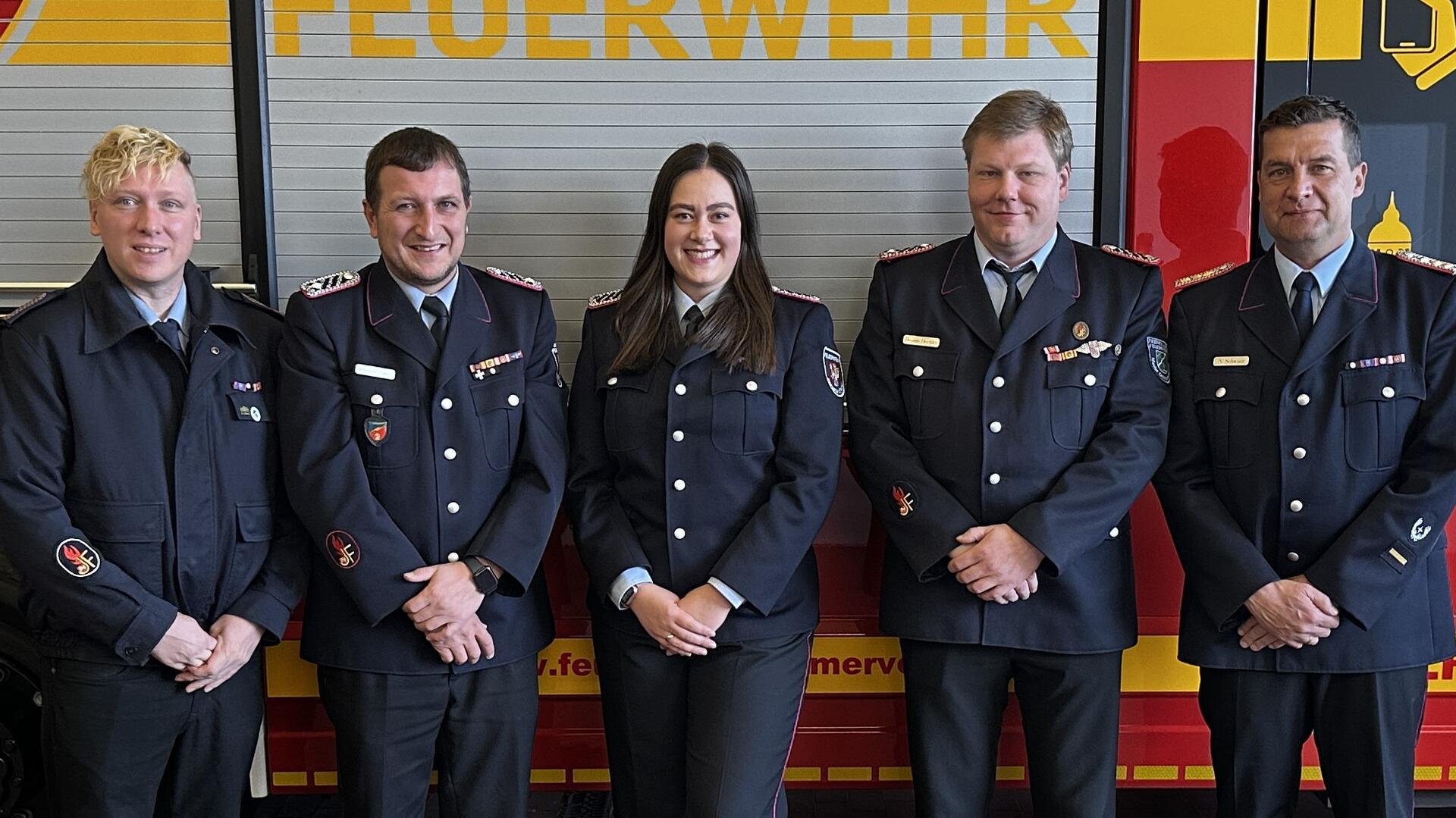 Vanessa Brandt wurde vor Kurzem zur neuen Jugendwartin der Stadtfeuerwehr Bremervörde gewählt. Ihr Vorgänger Alexander Embert (Zweiter von links) verabschiedete sich nach vielen engagierten Jahren. Neuer stellvertretender Jugendfeuerwehrwart ist Dennis Hechler (Zweiter von rechts). Kreiskinder- und Jugendfeuerwehrwart Oliver Austel (links) und Stadtbrandmeister Nils Schwarz zählten nach den Wahlen zu den ersten Gratulanten. 