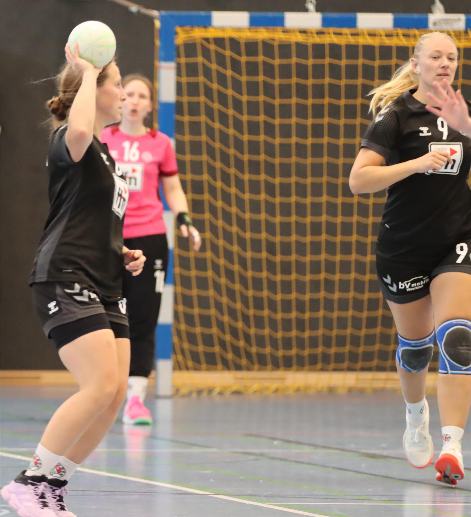 Sittenser Handballerinnen verlieren einen sicher geglaubten Punkt Vanessa Keßler (mit Ball) war beste Werferin des VfL Sittensen in diesem Spiel und erzielte insgesamt sechs Treffer.