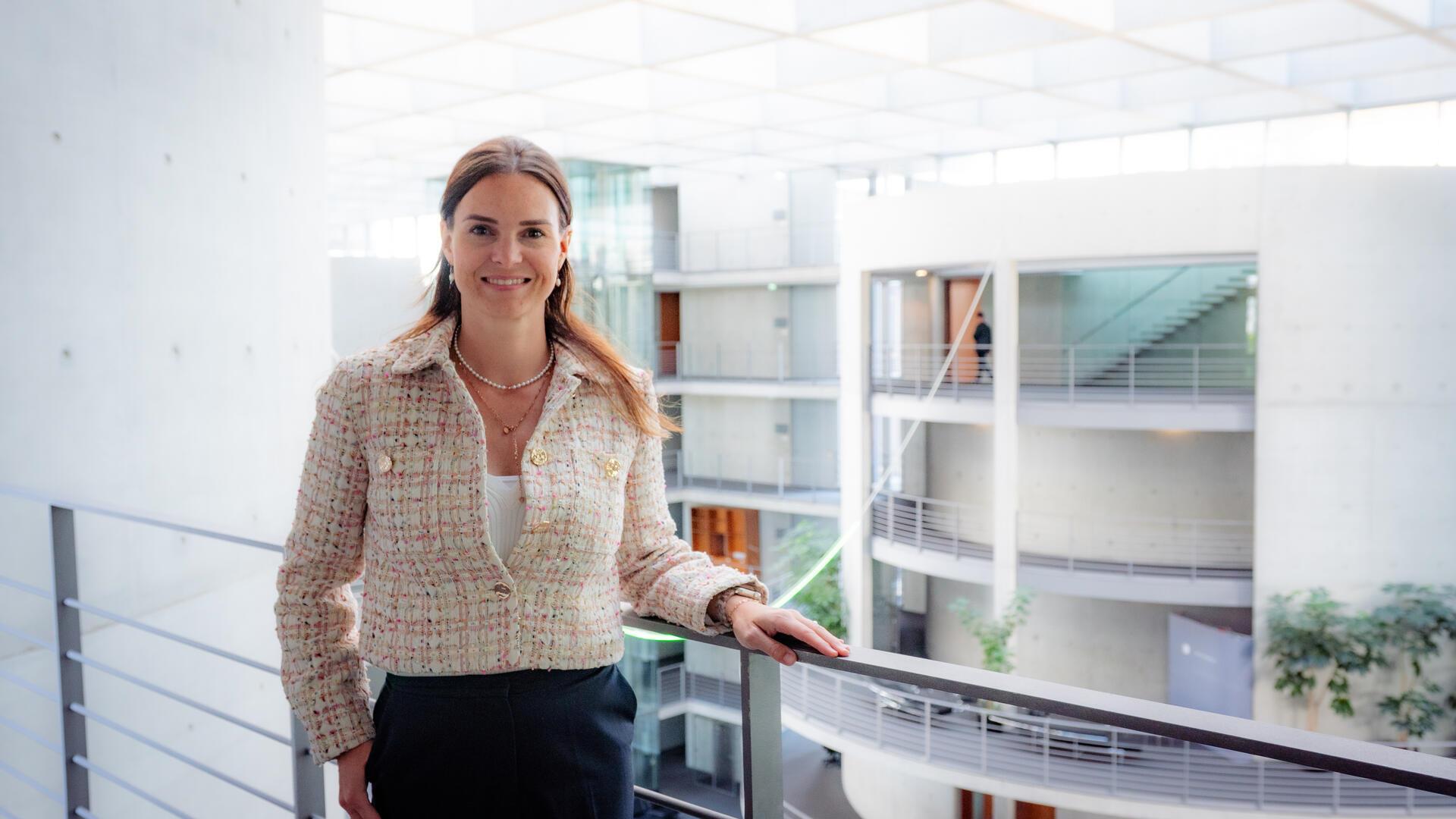 Eine junge Frau steht in einem Regierungsgebäude in Berlin.