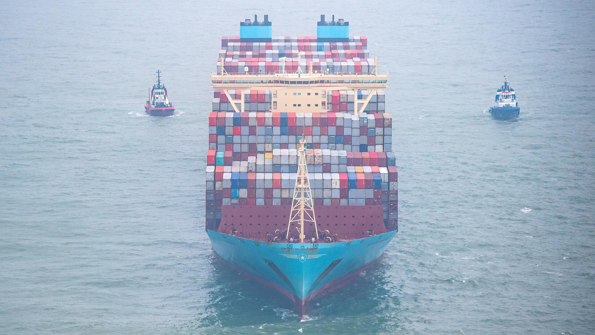 Ein Containerschiff. Verdi fordert besseren Schutz für Seeleute weltweit. Gewalt und Krisen bedrohen Crews zunehmend, so die Gewerkschaft.
