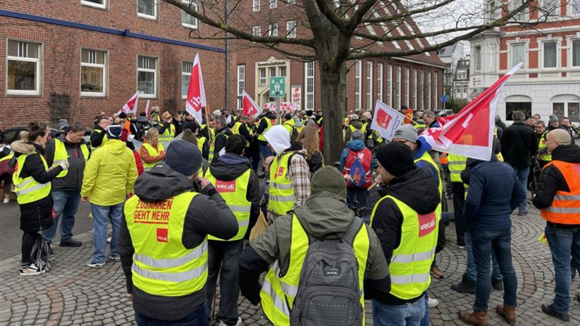 Warnstreik in Bremerhaven: Demozug an den Stadthäusern gestartet Verdi hat für Montag zum ganztägigen Streik im öffentlichen Dienst aufgerufen.