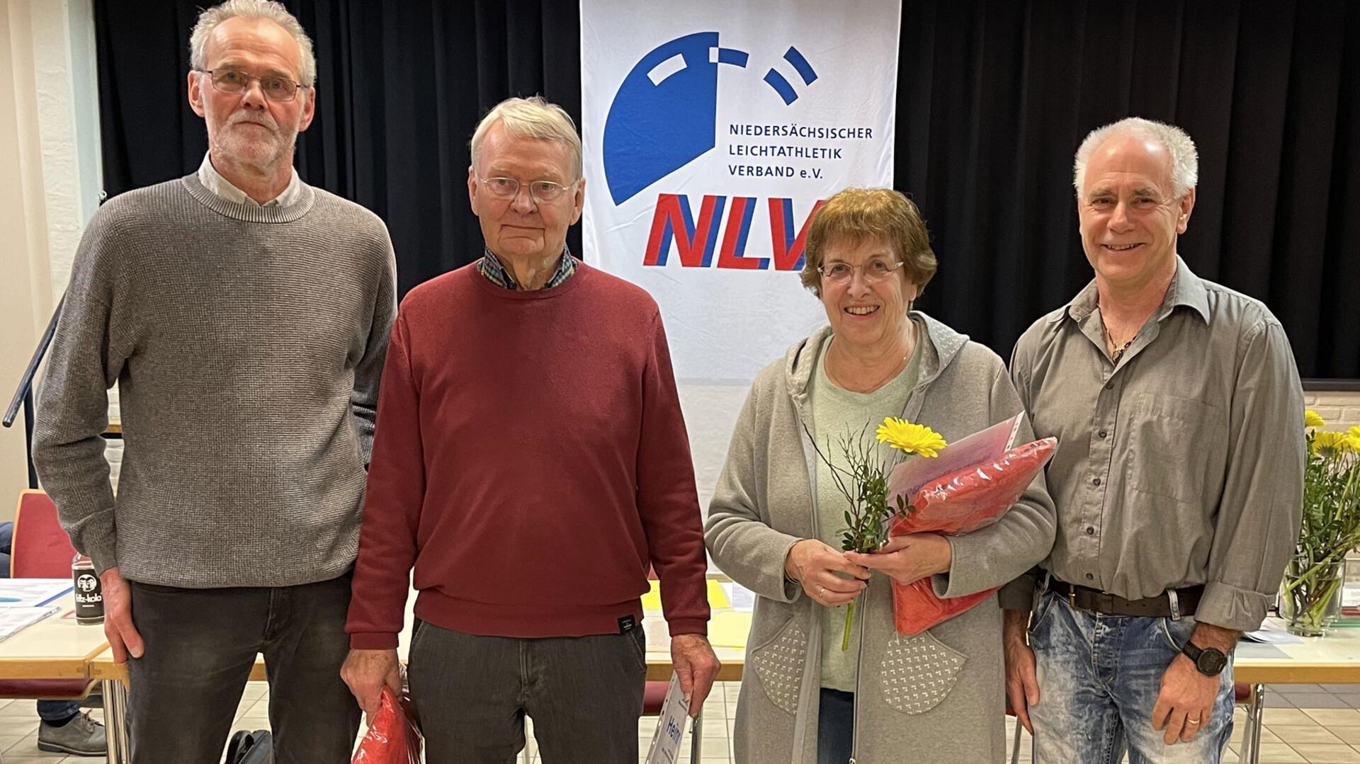 Verdienstvolle Mitarbeiter wurde beim Verbandstag der Leichtathleten geehrt (von links): Theo Maxin, Heiner Otte, Helga Rüdiger Otte und Jürgen Klinkhardt.