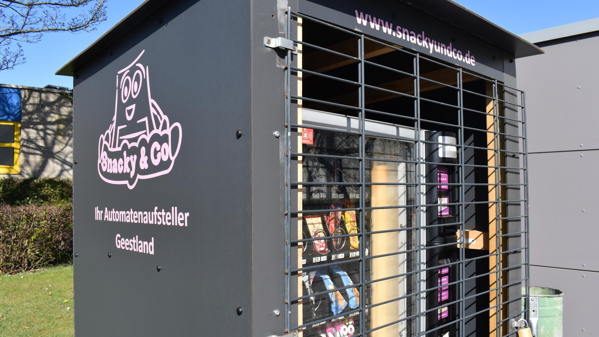 Snackautomat mit Gitterstäben beim TV Langen.