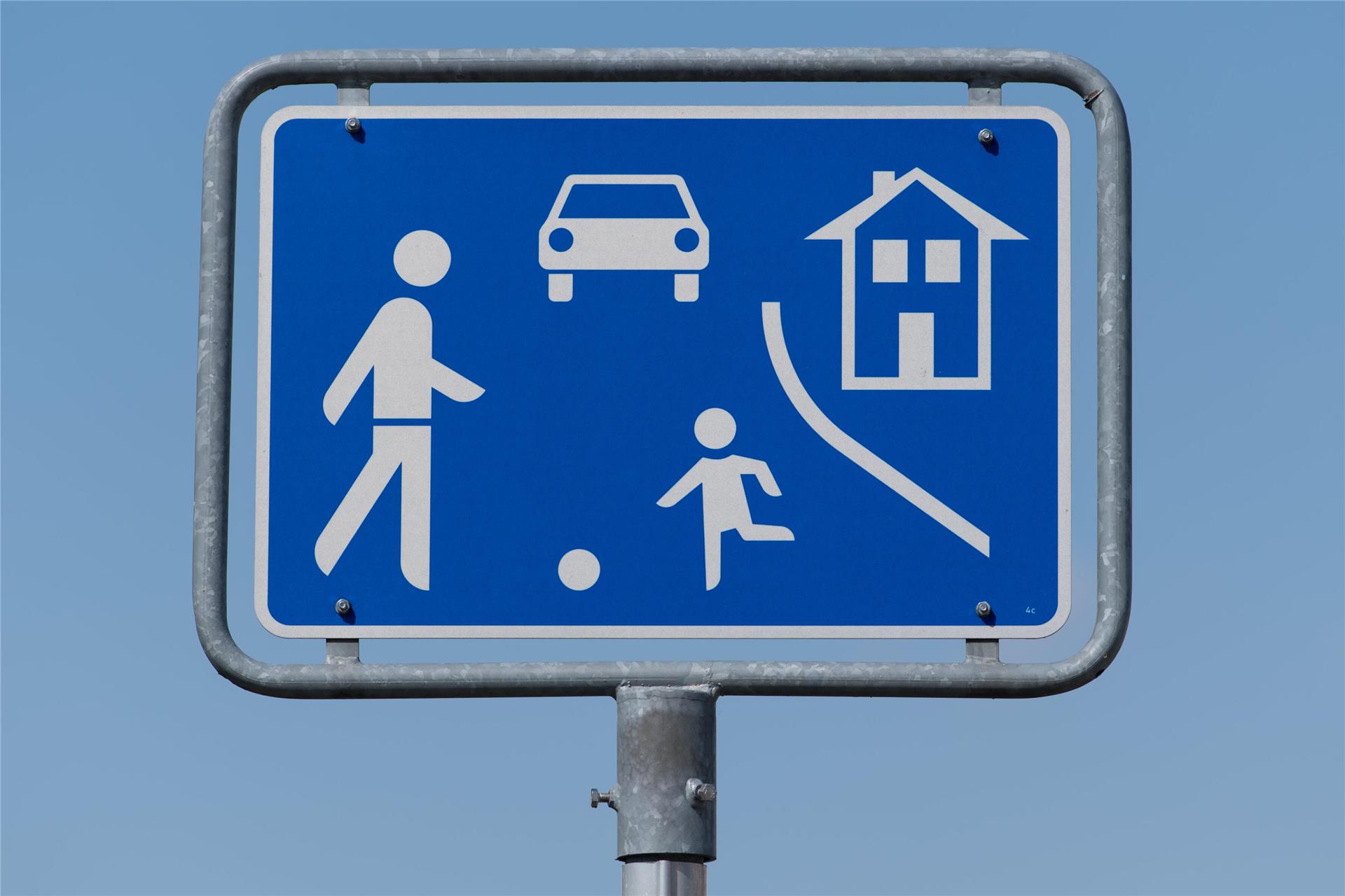 Verkehrsberuhigte Zone: Hier müssen Autofahrer ganz besonders gut aufpassen und dürfen unter anderem nur Schritttempo fahren. 