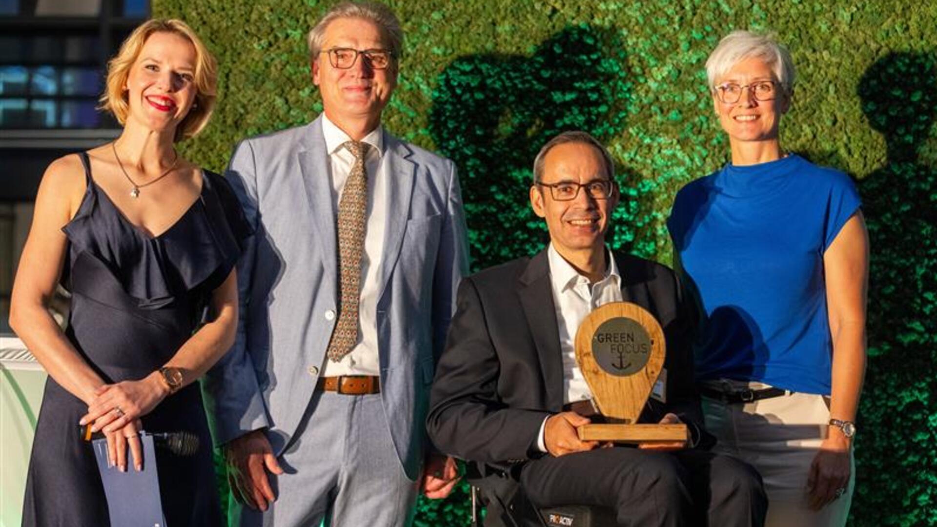 Verleihung Kategorie „Engagement“ (von links): Marilena Dahlmann, Robert Howe (bremenports), Professor Dr. Ing. Benjamin Wagner vom Berg, Dr. Saskia Greiner (BIS Bremerhaven).