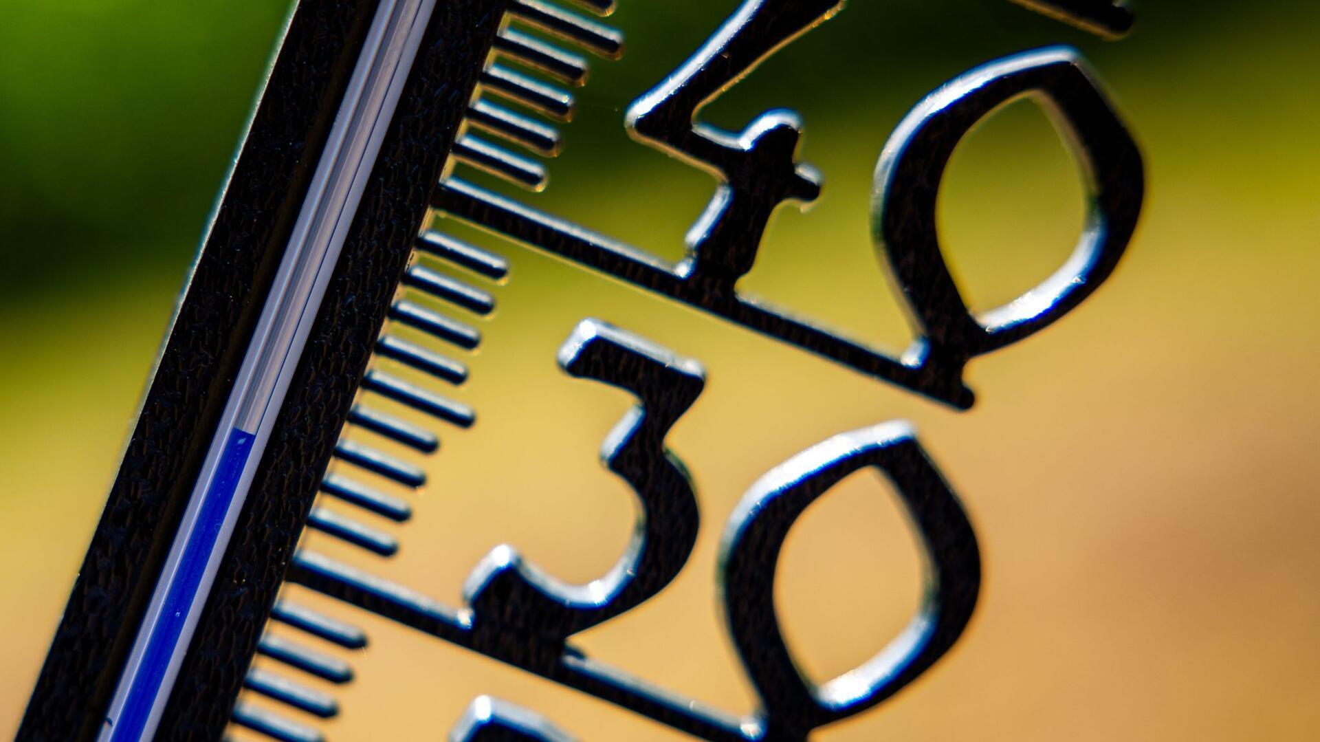 Ein Thermometer zeigt mehr als 30 Grad Celsius an. 