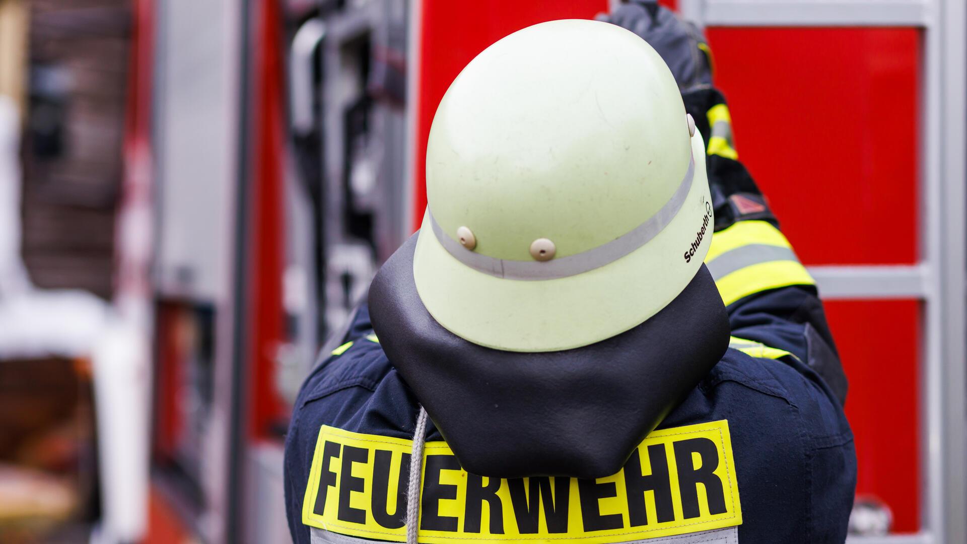 Ein Feuerwehrmann. Vertreter des Stadtfeuerwehrverbands Bremerhaven schlagen Alarm: Die geplante Arbeitszeiterhöhung ohne Ausgleich sei ein Affront gegenüber Einsatzkräften.