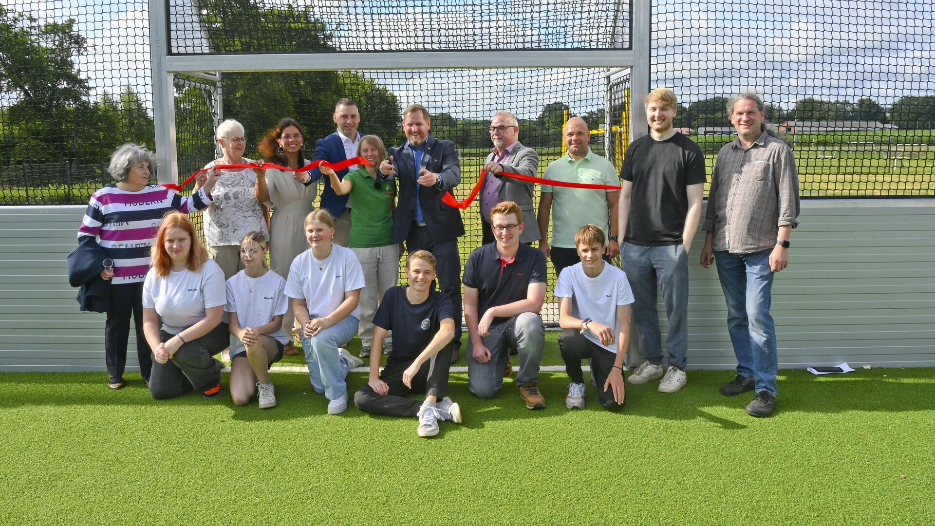 Vertreter von Gemeinderat, Ortsrat, Verwaltung und nicht zuletzt des Jugendrates freuten sich über den neuen Jugendplatz, in dessen Mittelpunkt ein schmuckes Soccer-Feld steht, das mit LEADER-Mitteln gefördert wurde.