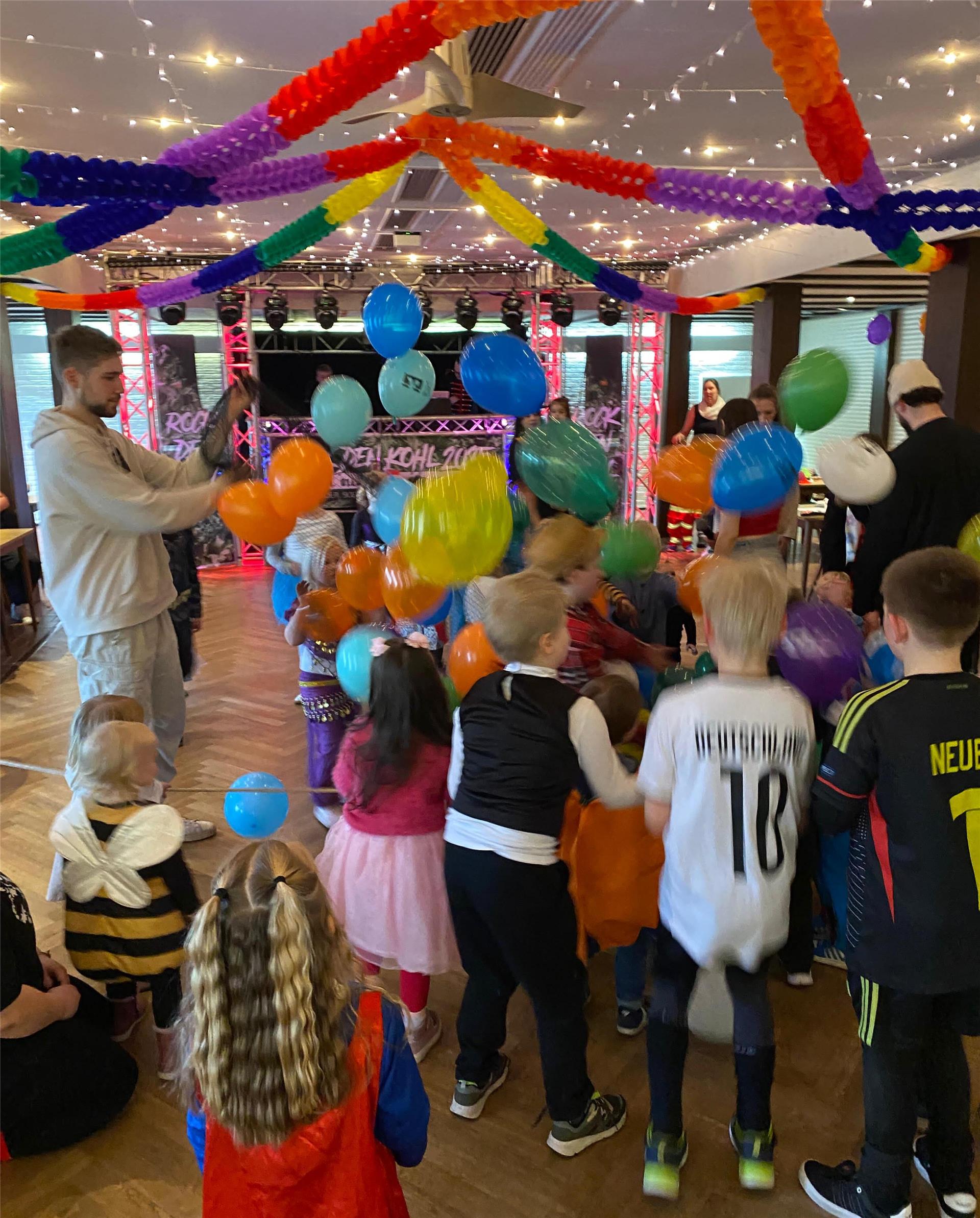 „Silberkapsel“ feiert mit Spiel und viel Spaß Viel Spaß hatten die Jungen und Mädchen bei der vom Pfeifenclub organisierten Kindermaskerade.